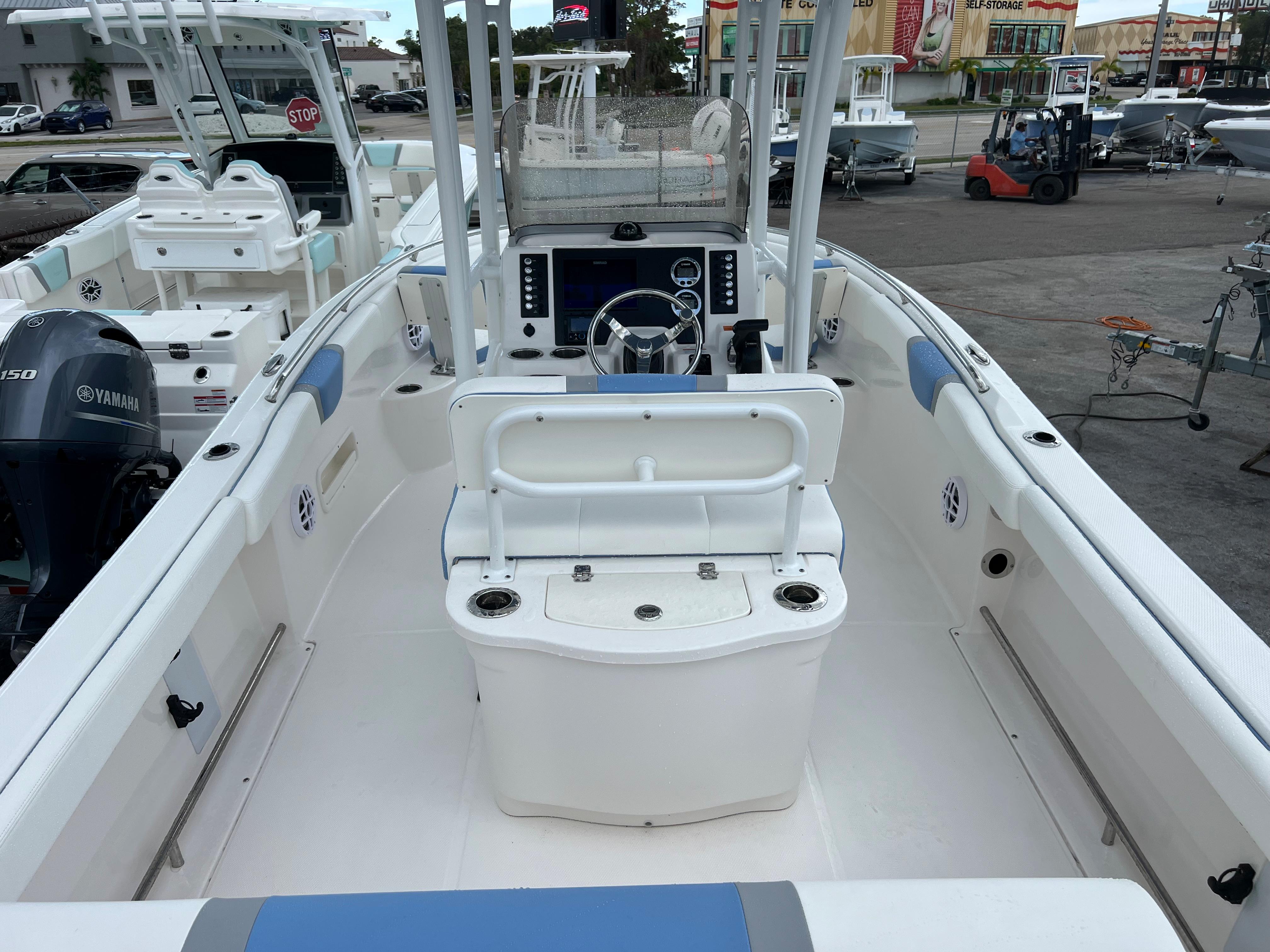 2023 Robalo R222 Center Console-6