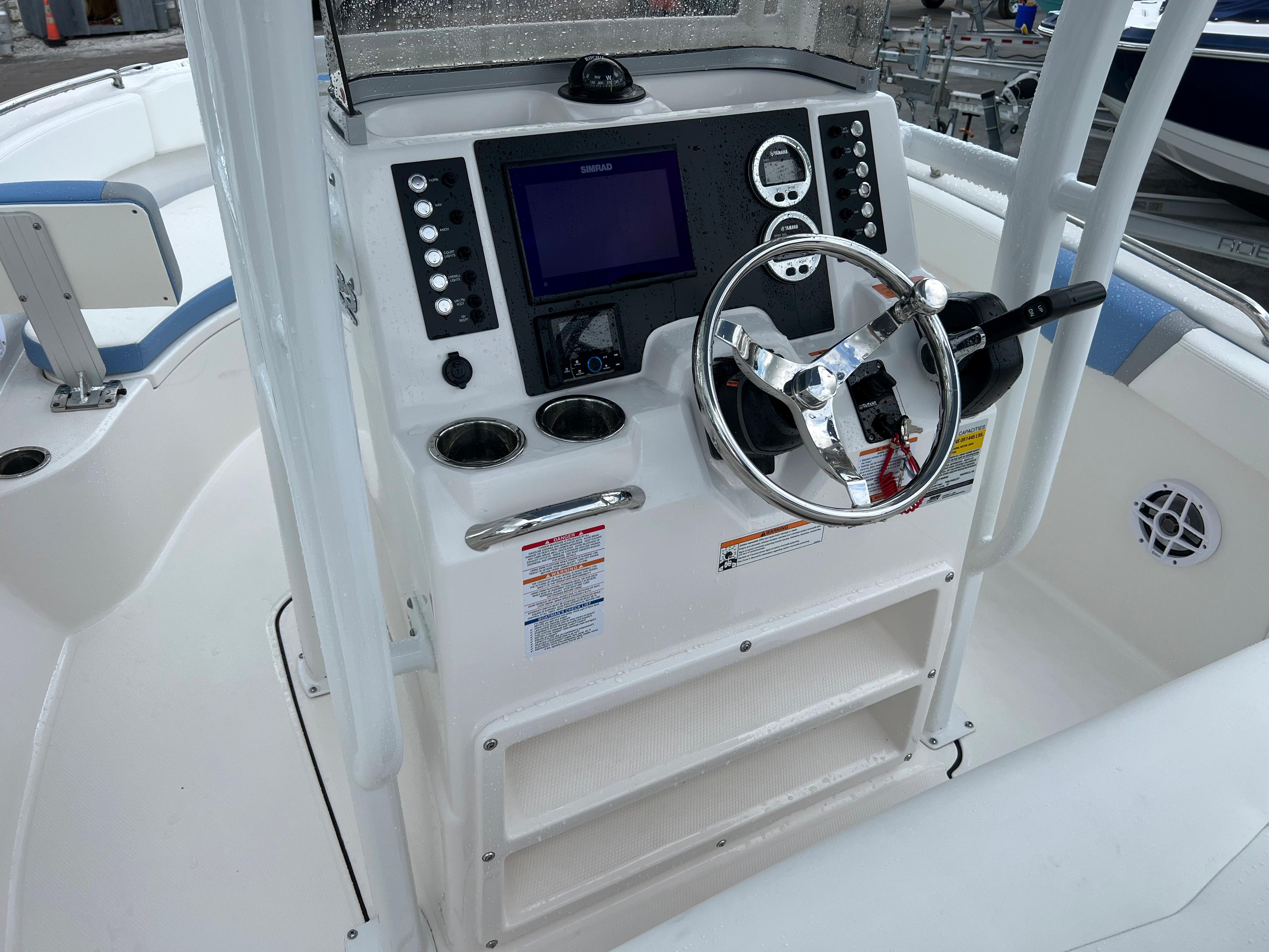 2023 Robalo R222 Center Console-7