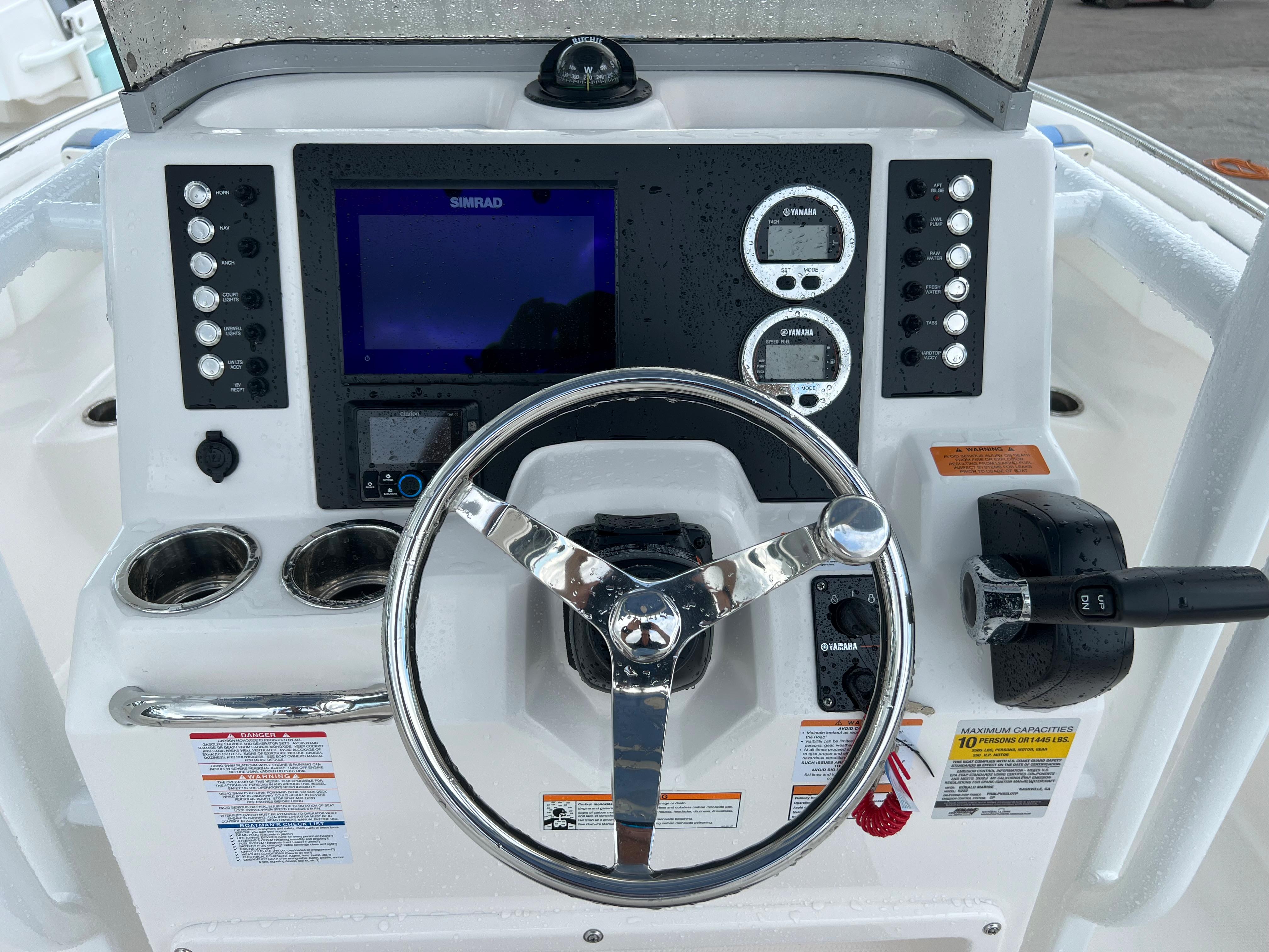 2023 Robalo R222 Center Console-8