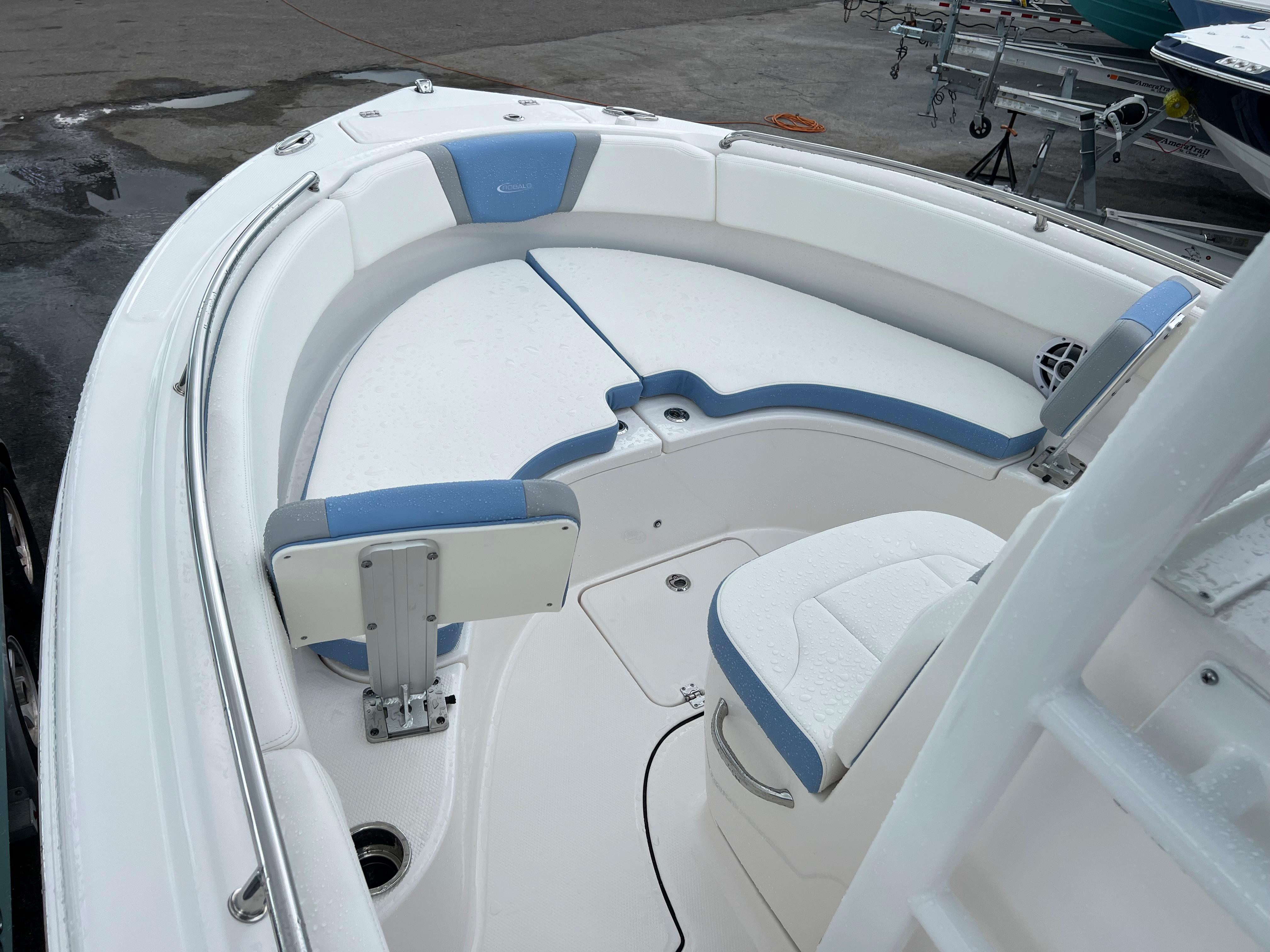 2023 Robalo R222 Center Console-9