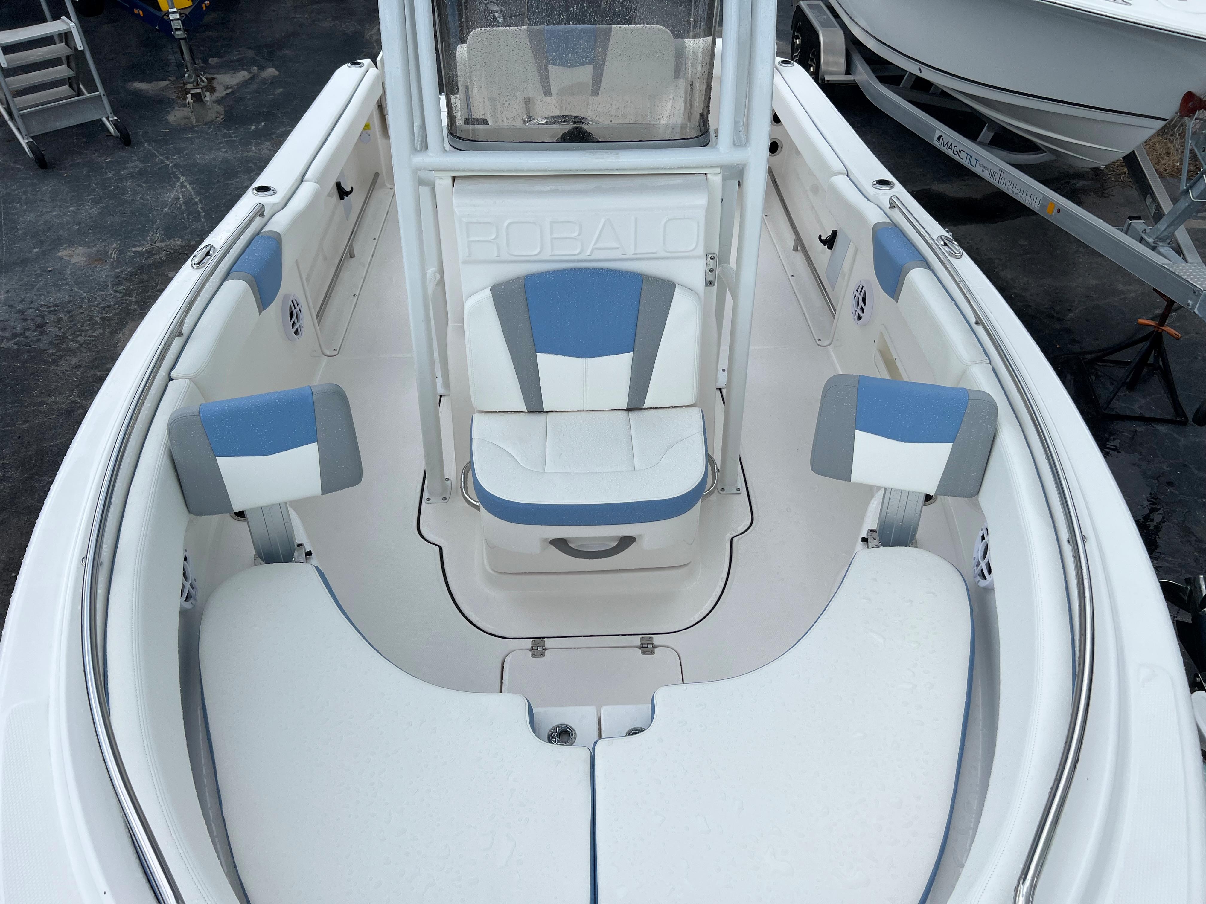 2023 Robalo R222 Center Console-10
