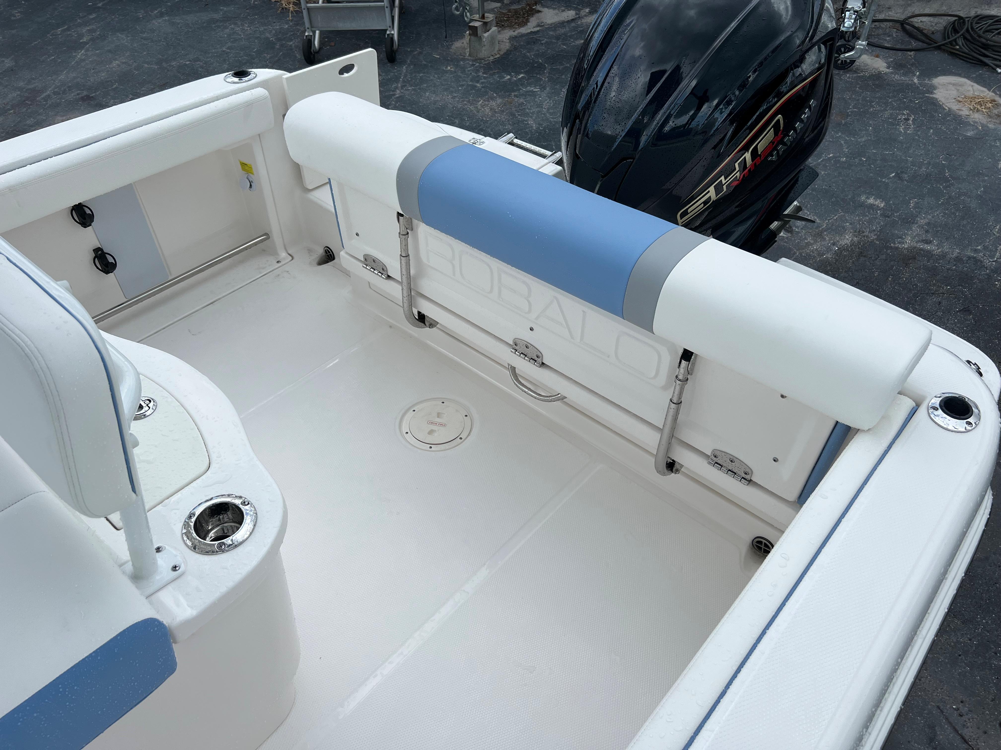 2023 Robalo R222 Center Console-12