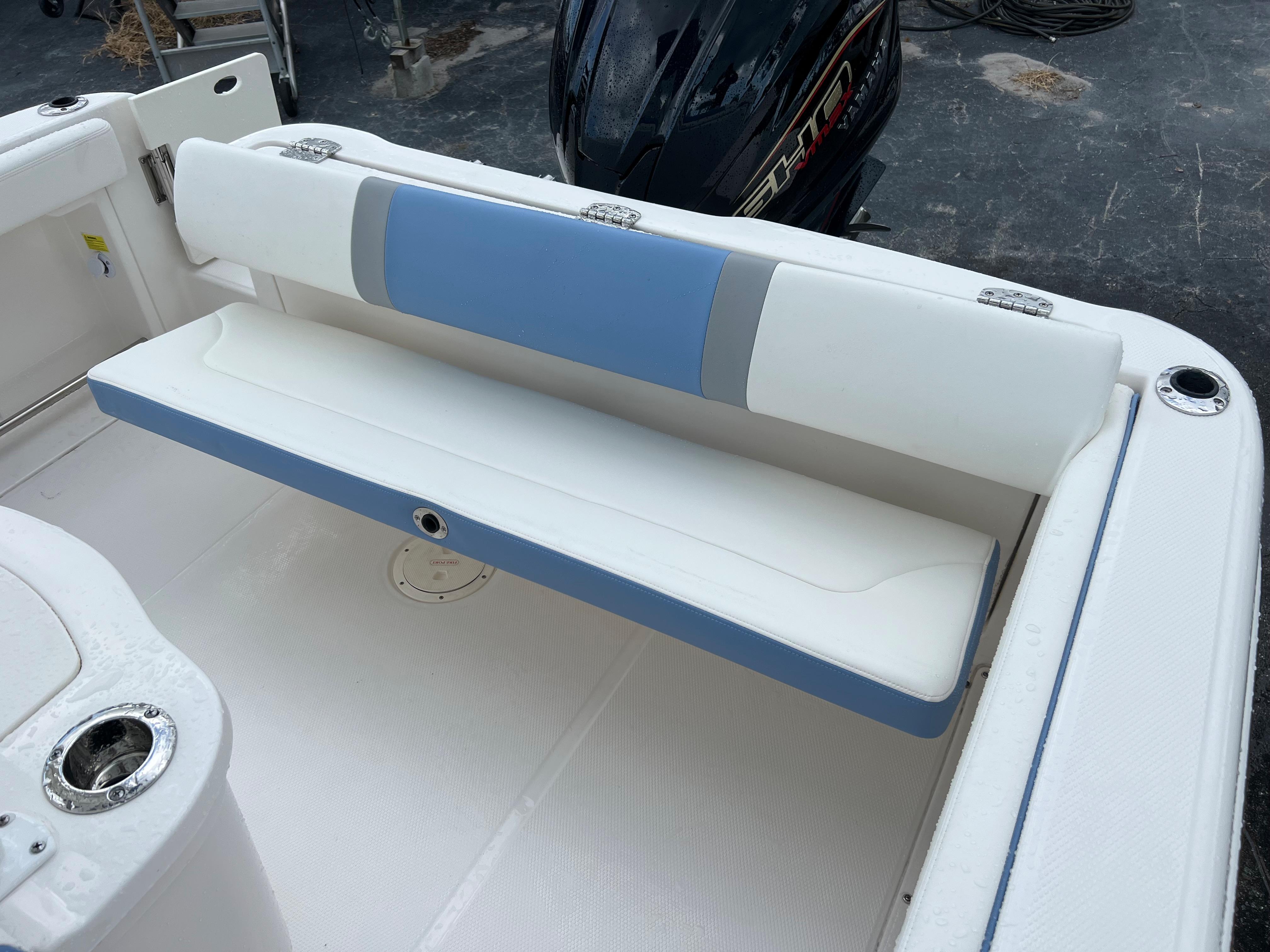 2023 Robalo R222 Center Console-13