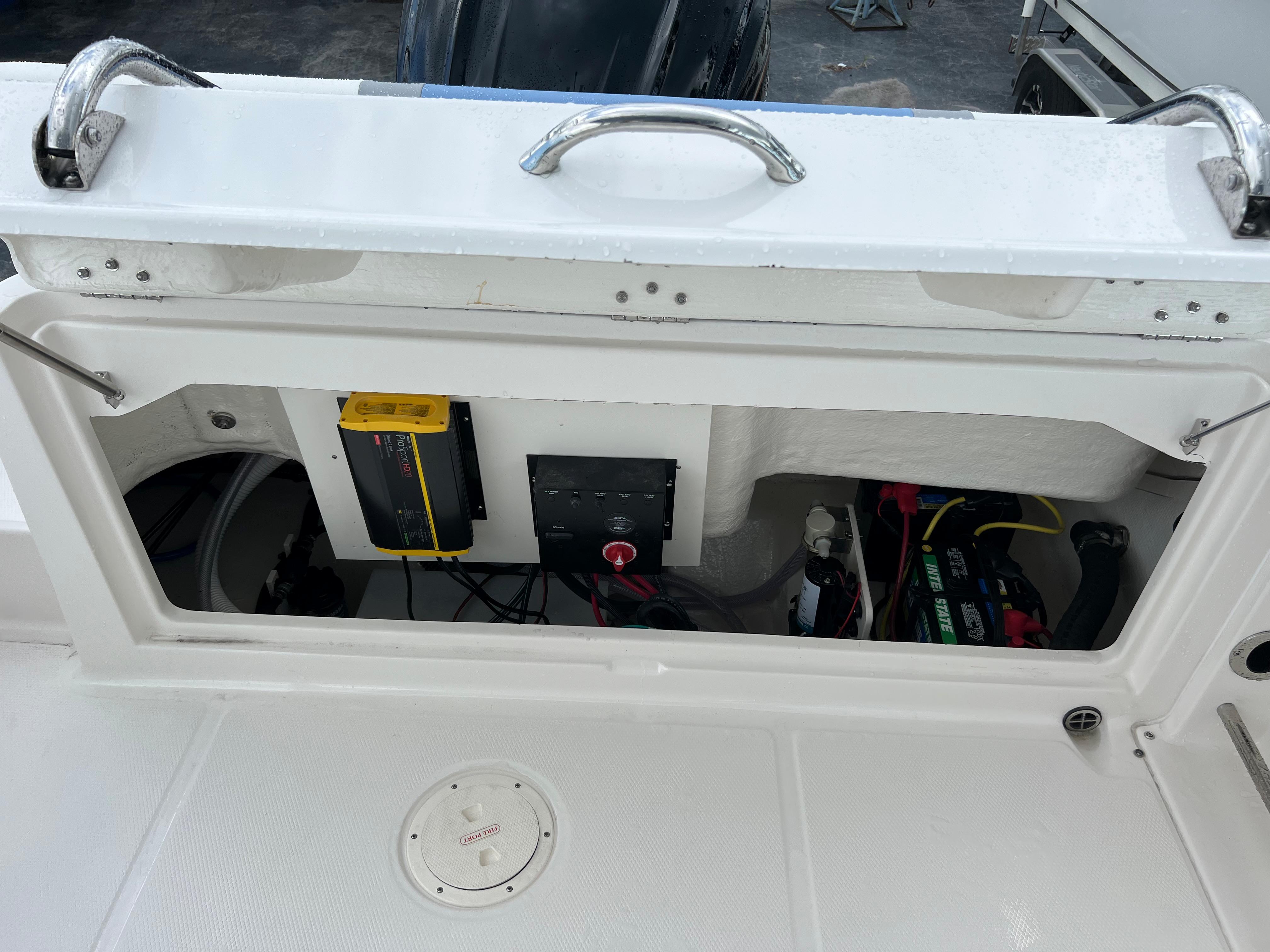 2023 Robalo R222 Center Console-14