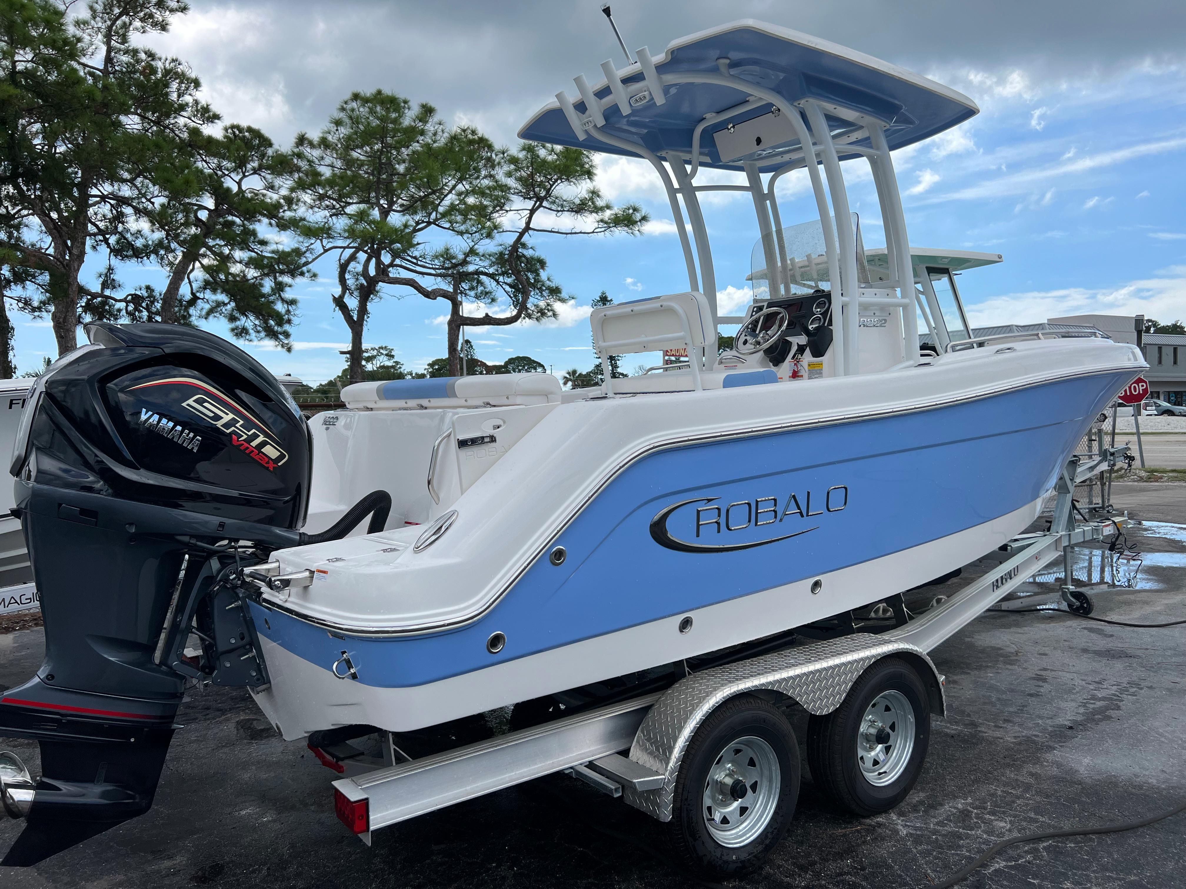 2023 Robalo R222 Center Console-3
