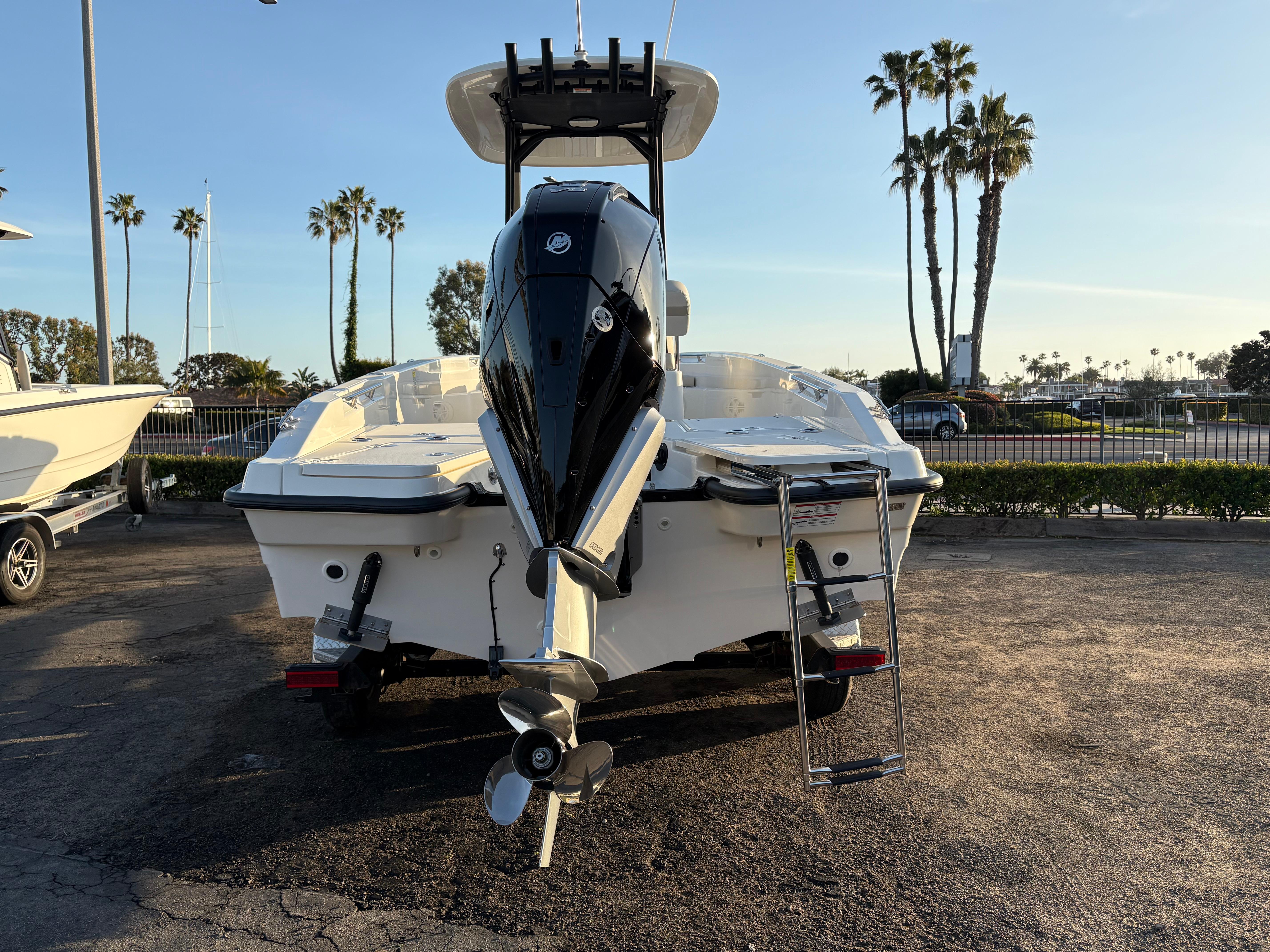 2025 Boston Whaler 250 Dauntless #BW0615K inventory image at Sun Country Marine Group, Newport Beach 2025 Boston Whaler 250 Dauntless #BW0615K inventory image at Sun Country Marine Group, Newport Beach
