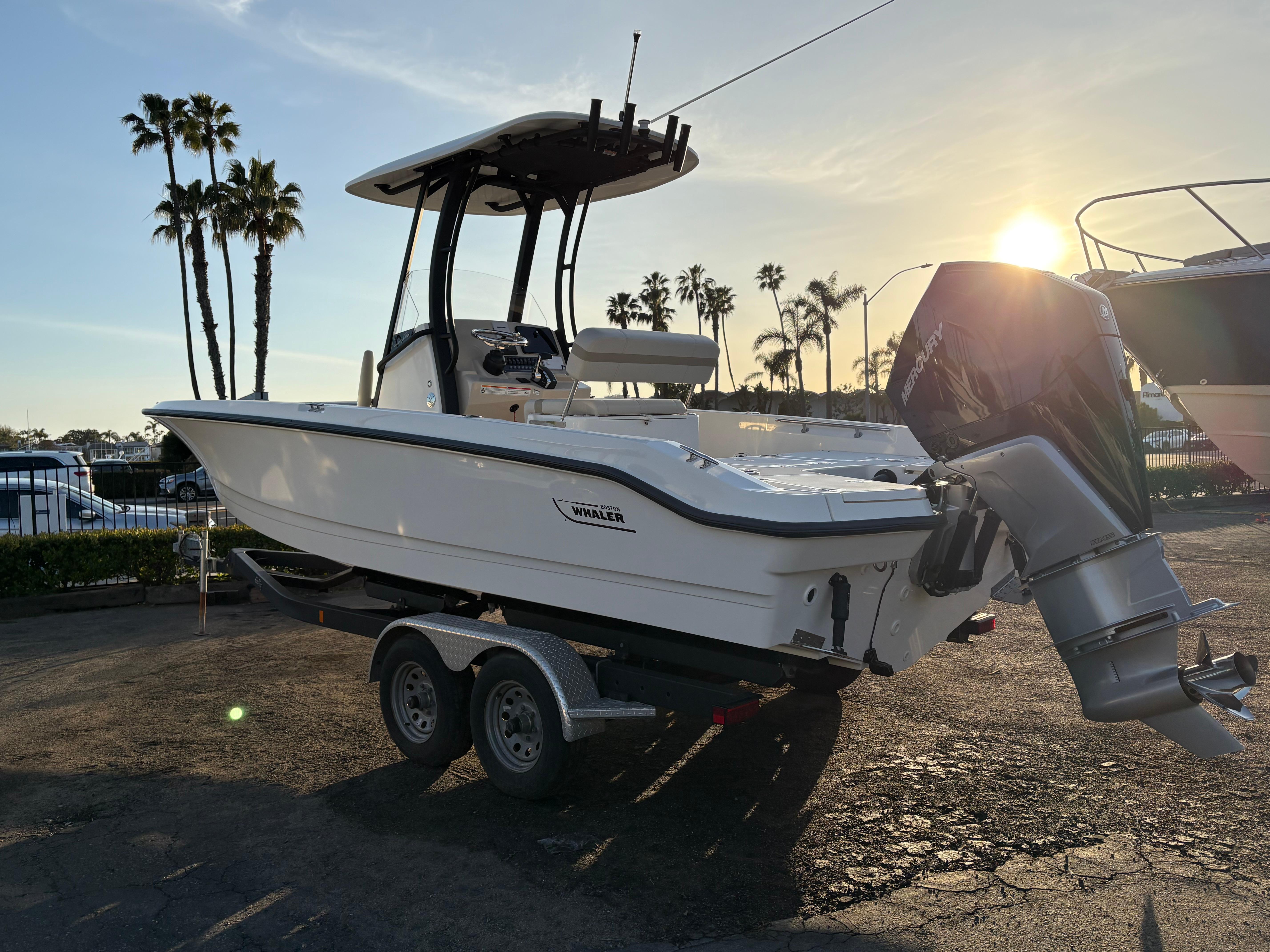 2025 Boston Whaler 250 Dauntless #BW0615K inventory image at Sun Country Marine Group, Newport Beach 2025 Boston Whaler 250 Dauntless #BW0615K inventory image at Sun Country Marine Group, Newport Beach