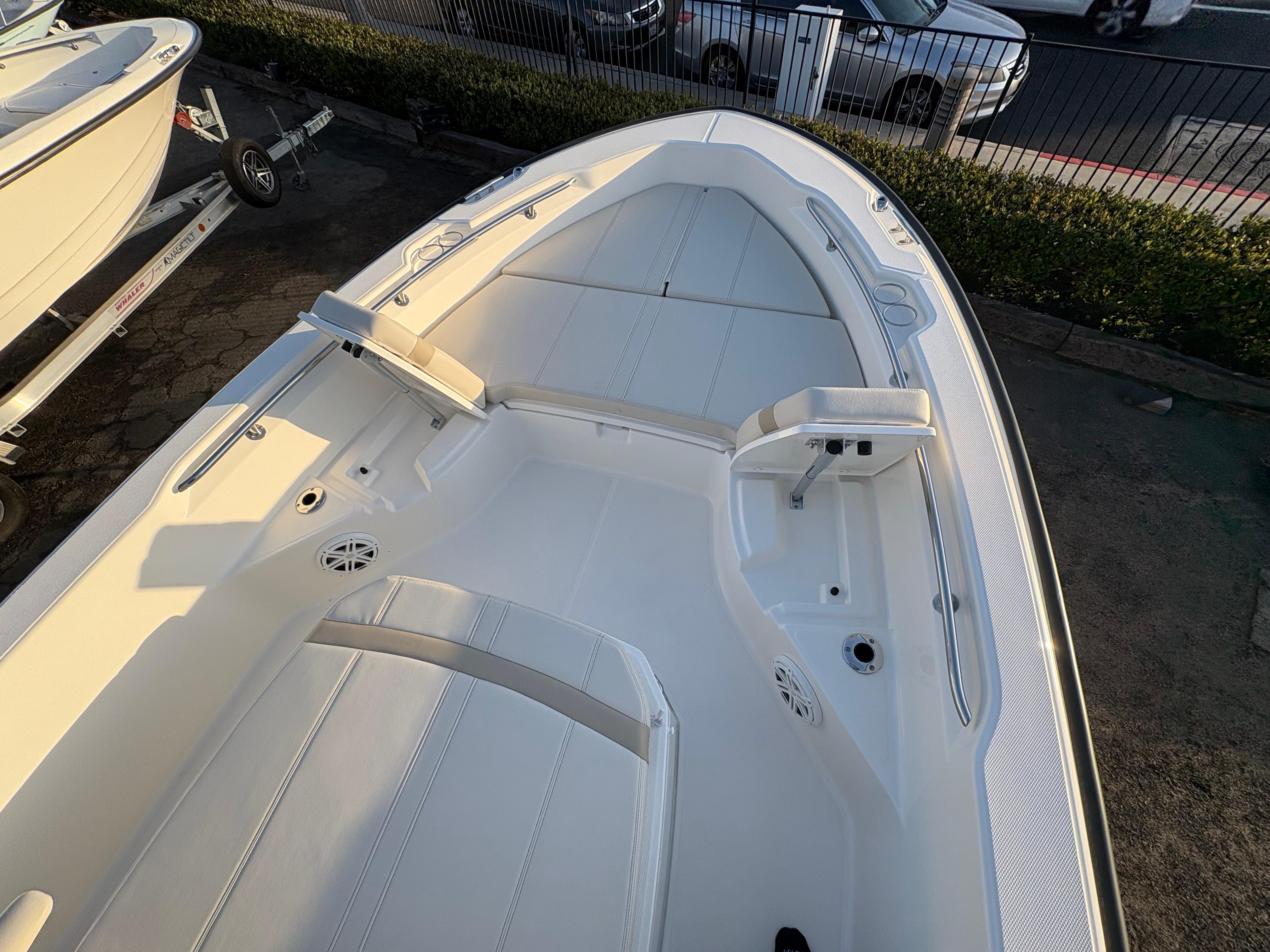 2025 Boston Whaler 250 Dauntless #BW0615K inventory image at Sun Country Marine Group, Newport Beach 2025 Boston Whaler 250 Dauntless #BW0615K inventory image at Sun Country Marine Group, Newport Beach