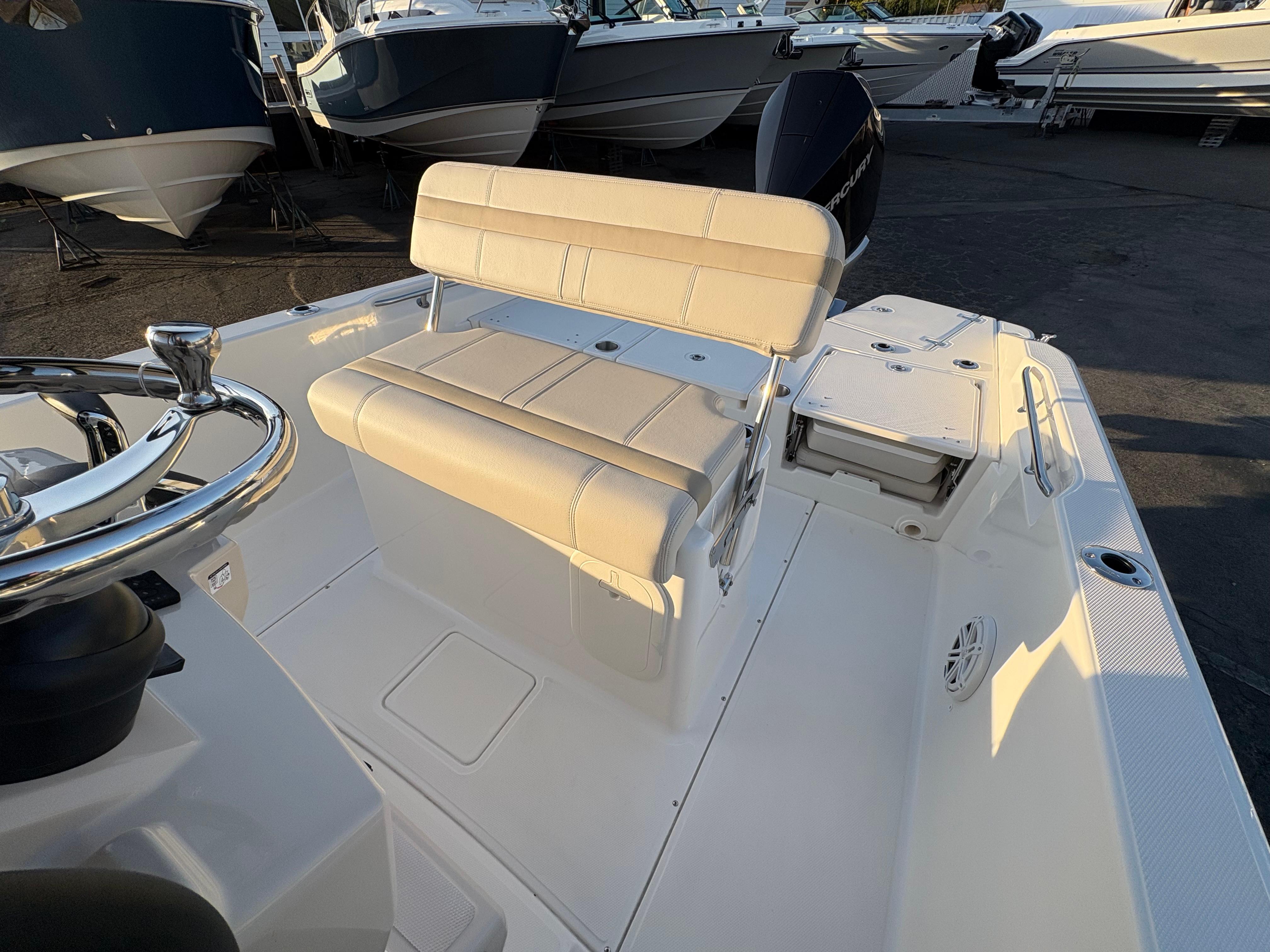 2025 Boston Whaler 250 Dauntless #BW0615K inventory image at Sun Country Marine Group, Newport Beach 2025 Boston Whaler 250 Dauntless #BW0615K inventory image at Sun Country Marine Group, Newport Beach