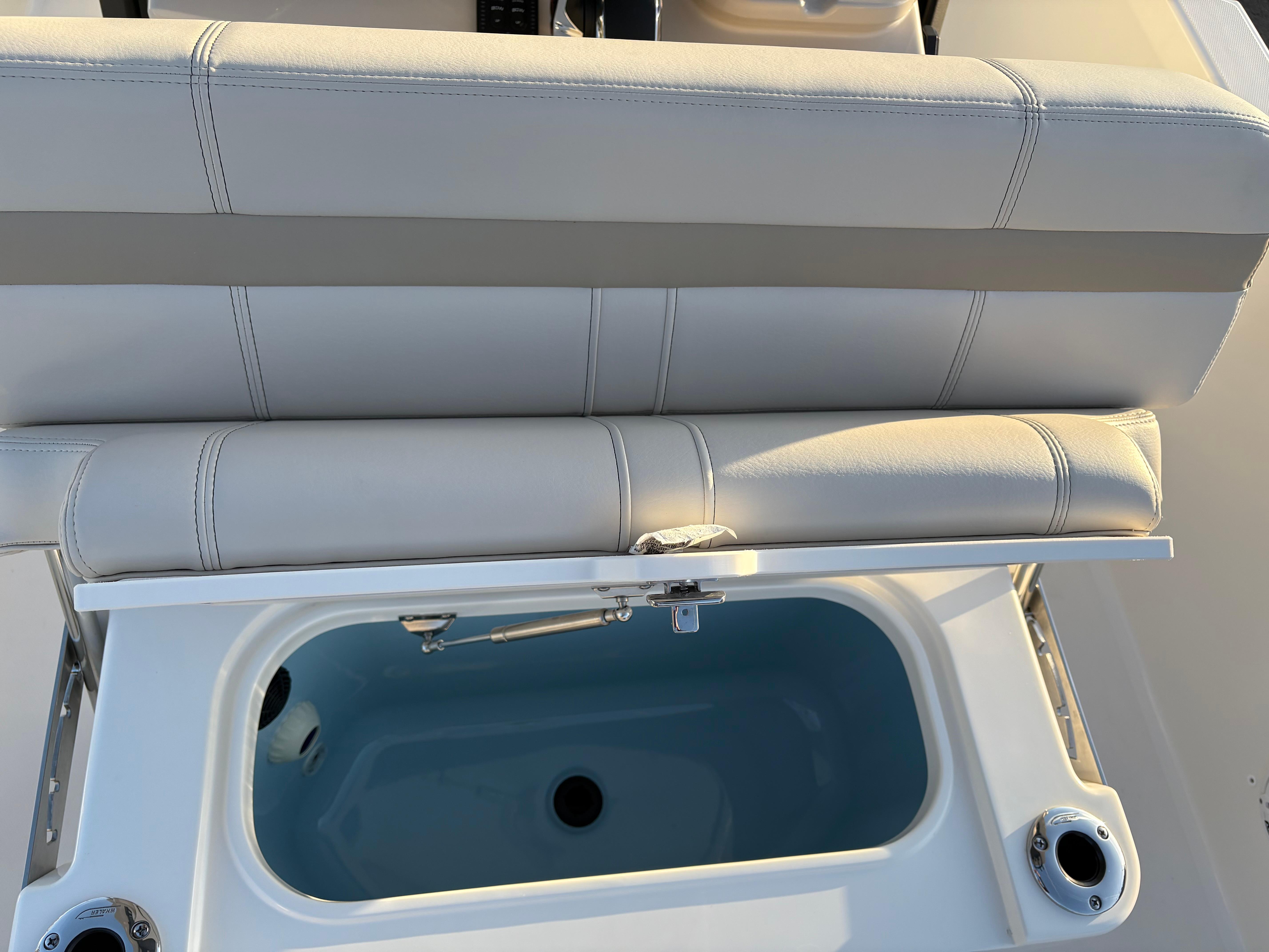 2025 Boston Whaler 250 Dauntless #BW0615K inventory image at Sun Country Marine Group, Newport Beach 2025 Boston Whaler 250 Dauntless #BW0615K inventory image at Sun Country Marine Group, Newport Beach