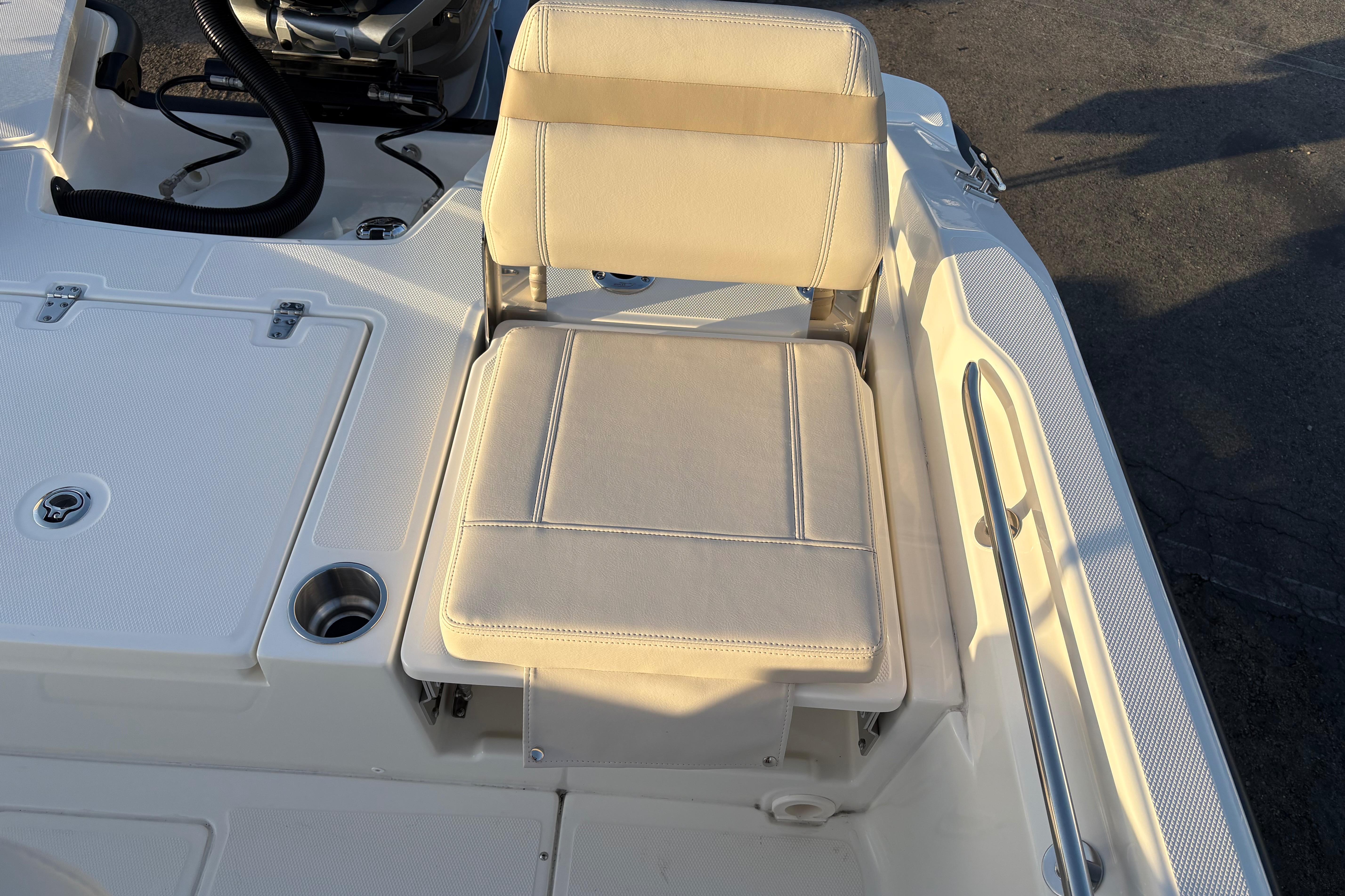 2025 Boston Whaler 250 Dauntless #BW0615K inventory image at Sun Country Marine Group, Newport Beach 2025 Boston Whaler 250 Dauntless #BW0615K inventory image at Sun Country Marine Group, Newport Beach