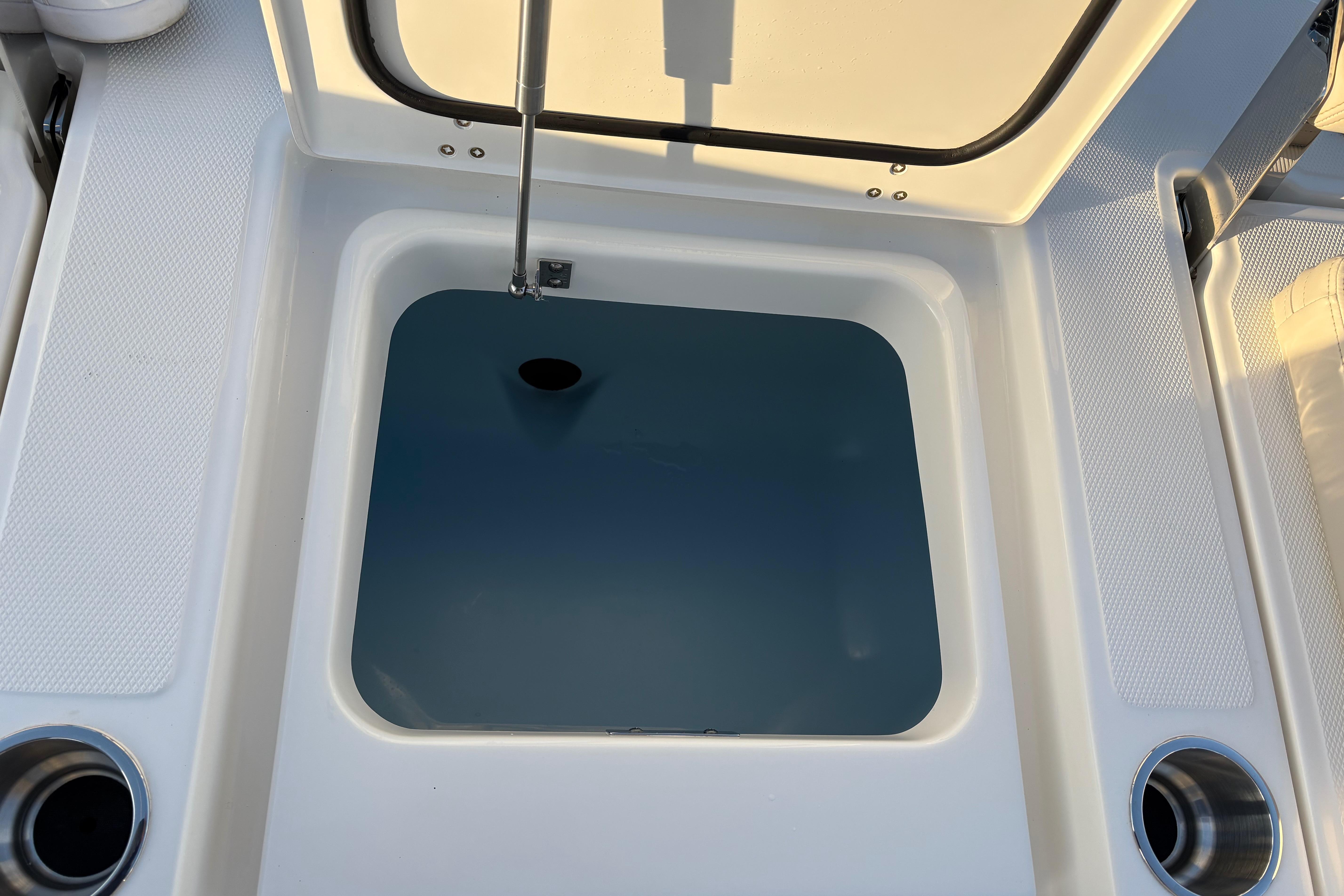 2025 Boston Whaler 250 Dauntless #BW0615K inventory image at Sun Country Marine Group, Newport Beach 2025 Boston Whaler 250 Dauntless #BW0615K inventory image at Sun Country Marine Group, Newport Beach