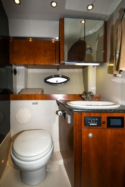 2007-cruisers-yachts-420-express-power-9753521-20250410064732630-1_XLARGE
