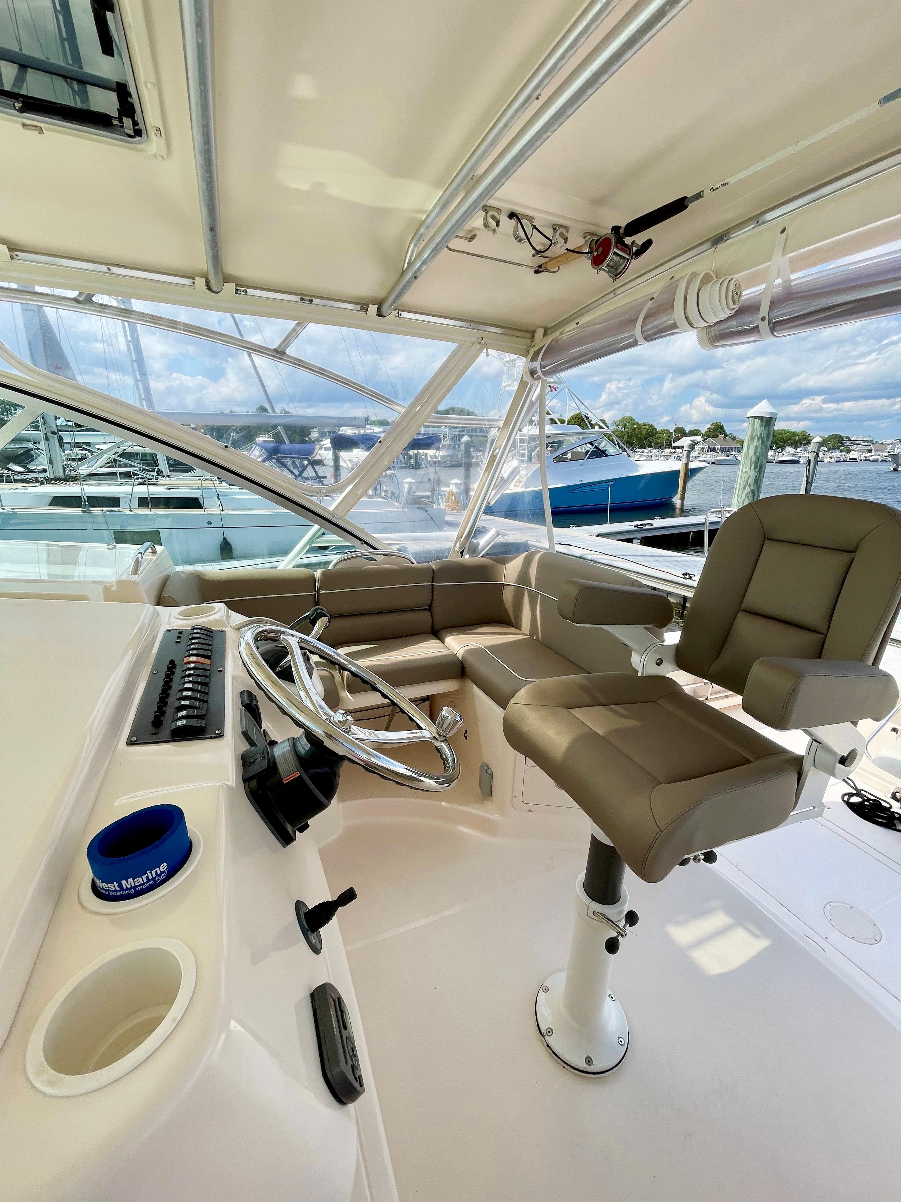 36 ft Grady-White 360 Express Helm Deck Seating