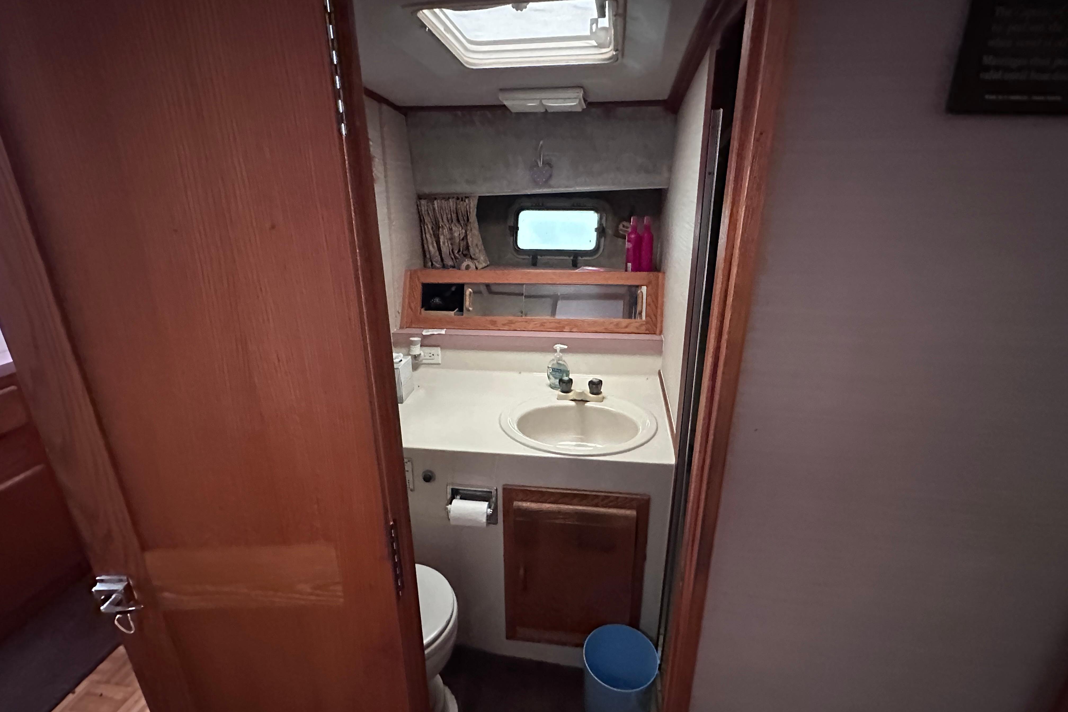 1988 Silverton 37 Convertible 27