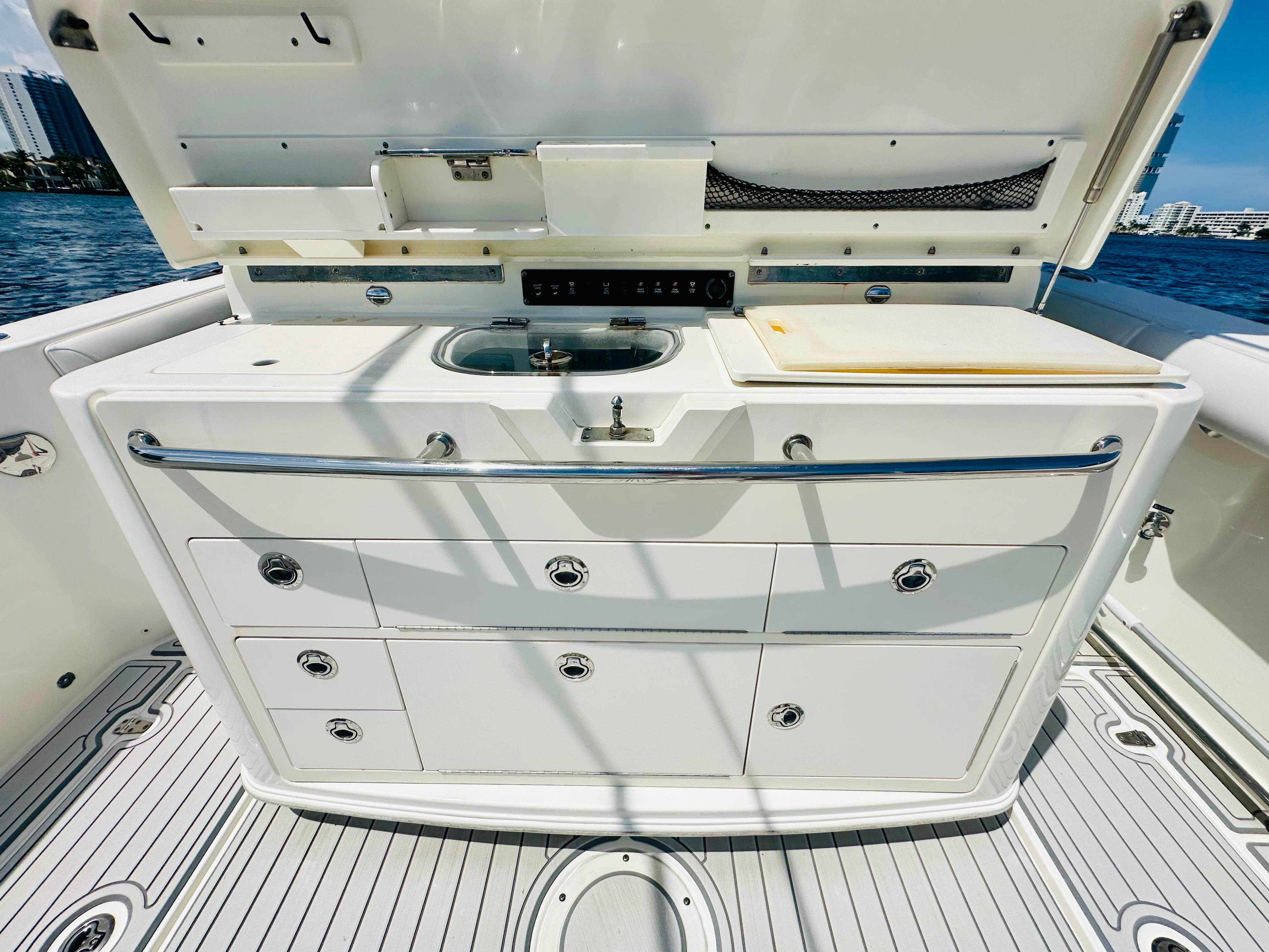 2016-boston-whaler-350-outrage-power-9473535-20240812080447351-1_XLARGE