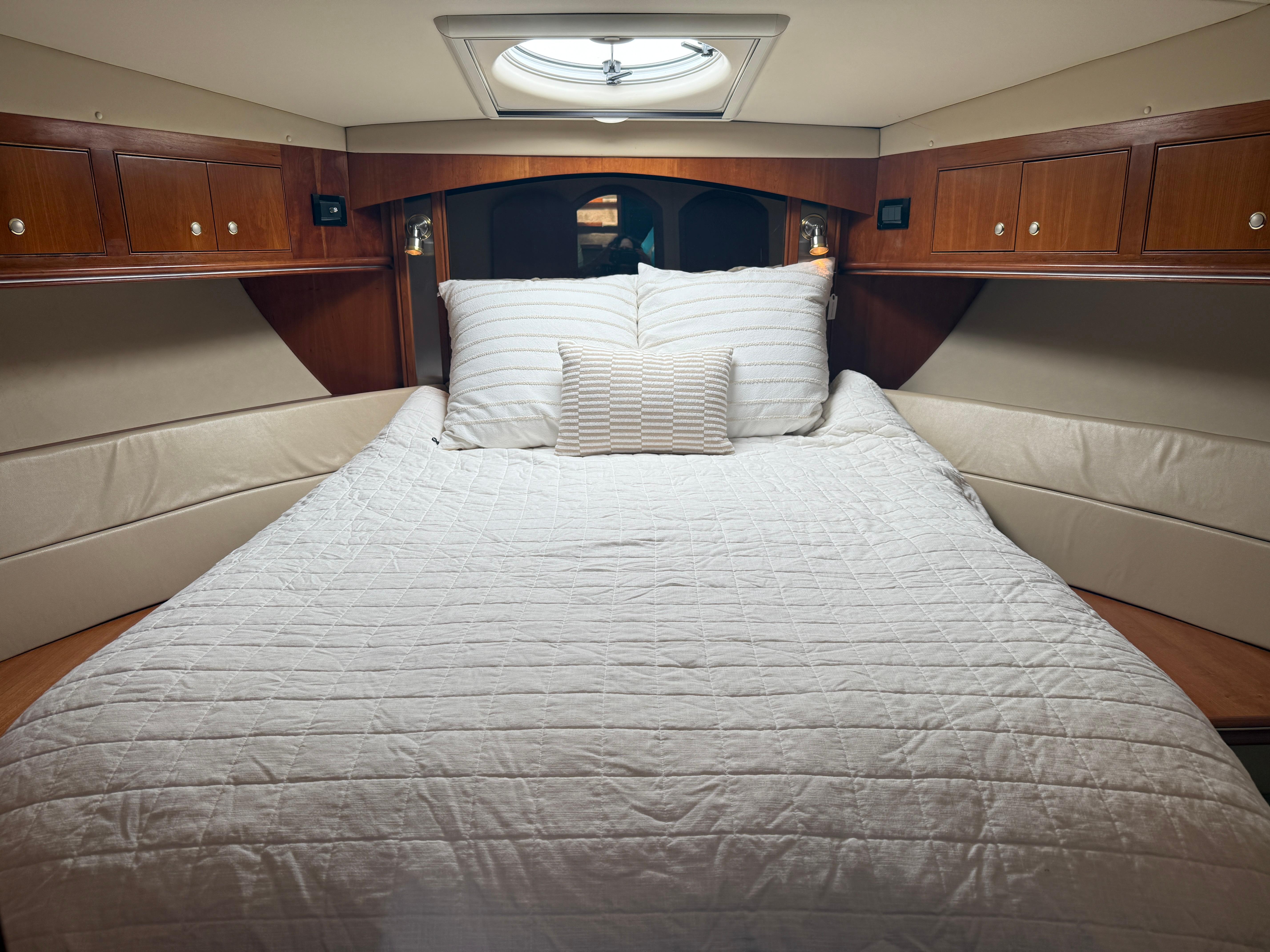 2004-cruisers-yachts-455-express-motor-yacht-power-9853554-20250626145755852-1