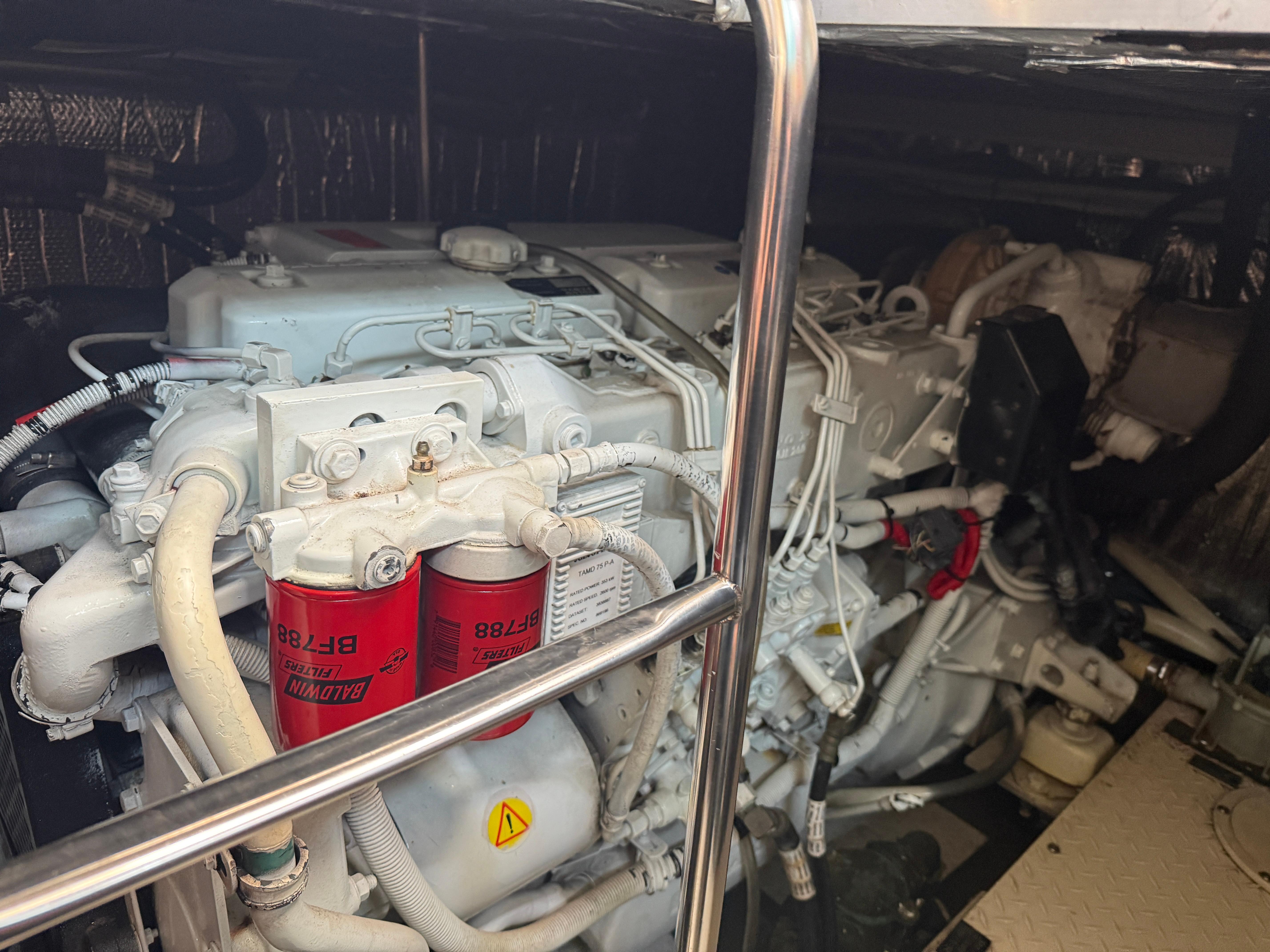 2004-cruisers-yachts-455-express-motor-yacht-power-9853554-20250626145803935-1