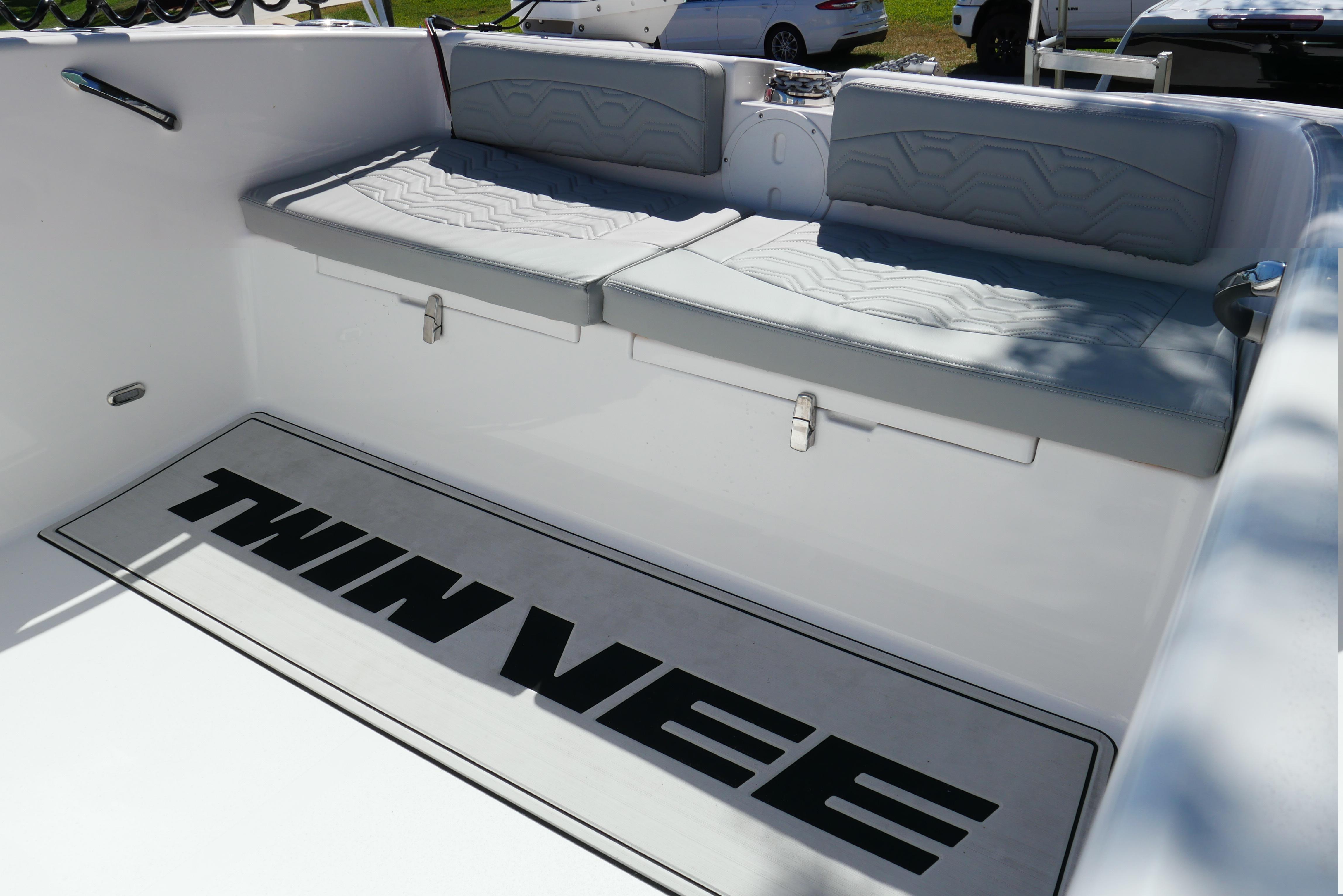 Twin Vee 26 - Bow seating