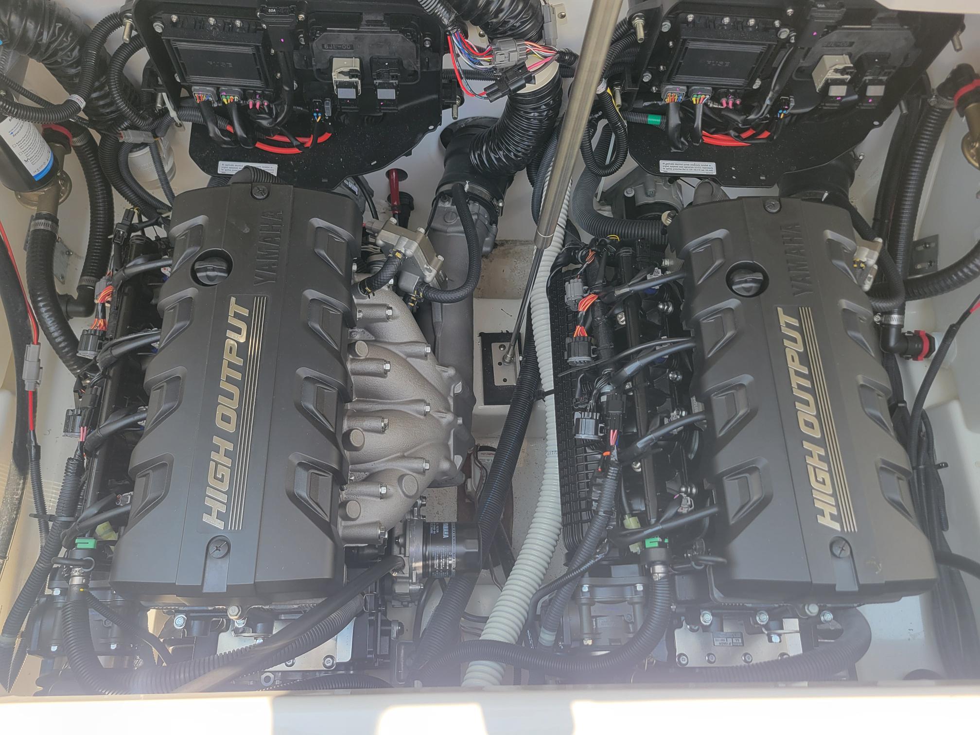 2021 Yamaha Boats 252XE high output engines in engine compartment.