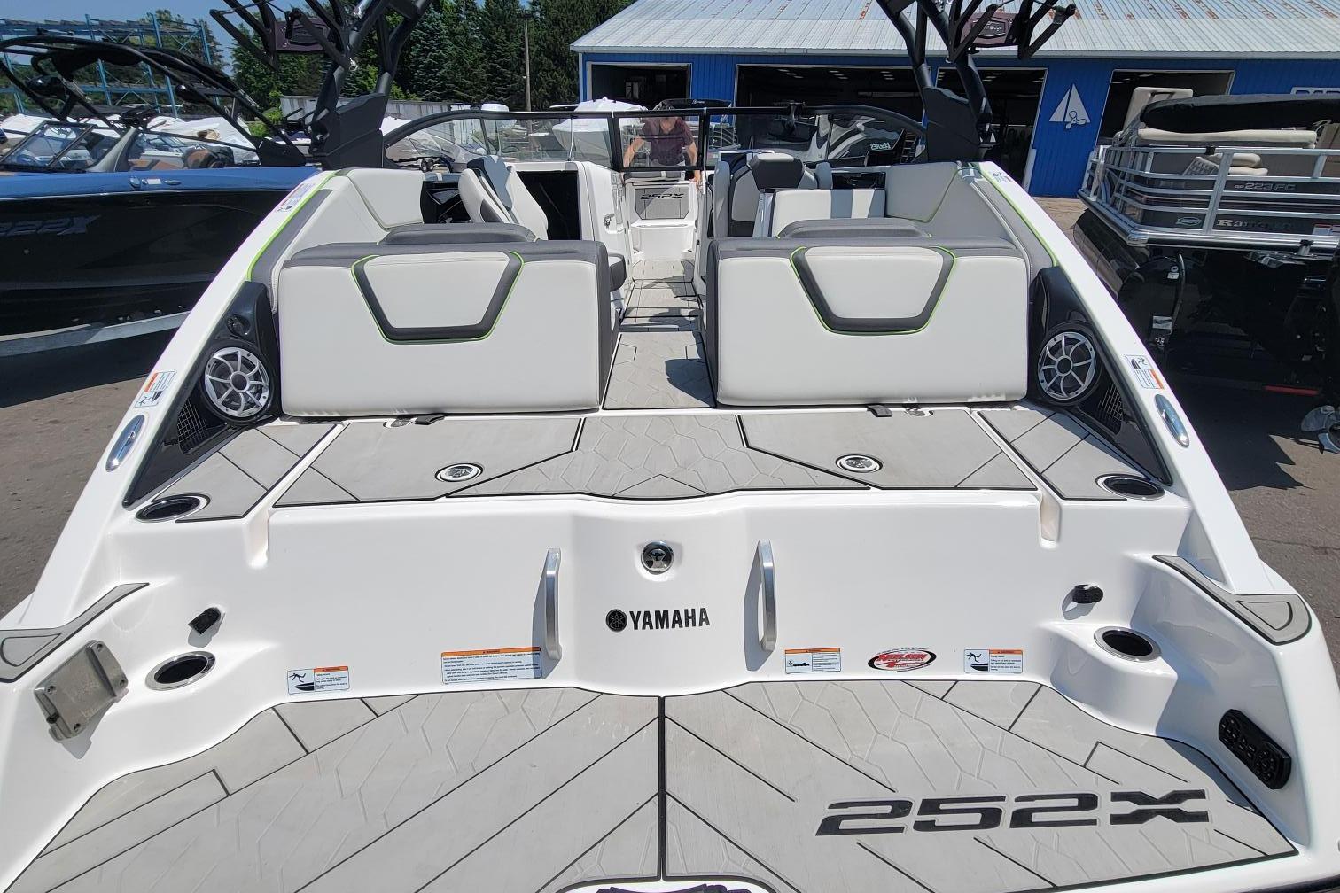 2021 Yamaha Boats 252XE, rear view, showcasing spacious deck and seating area.