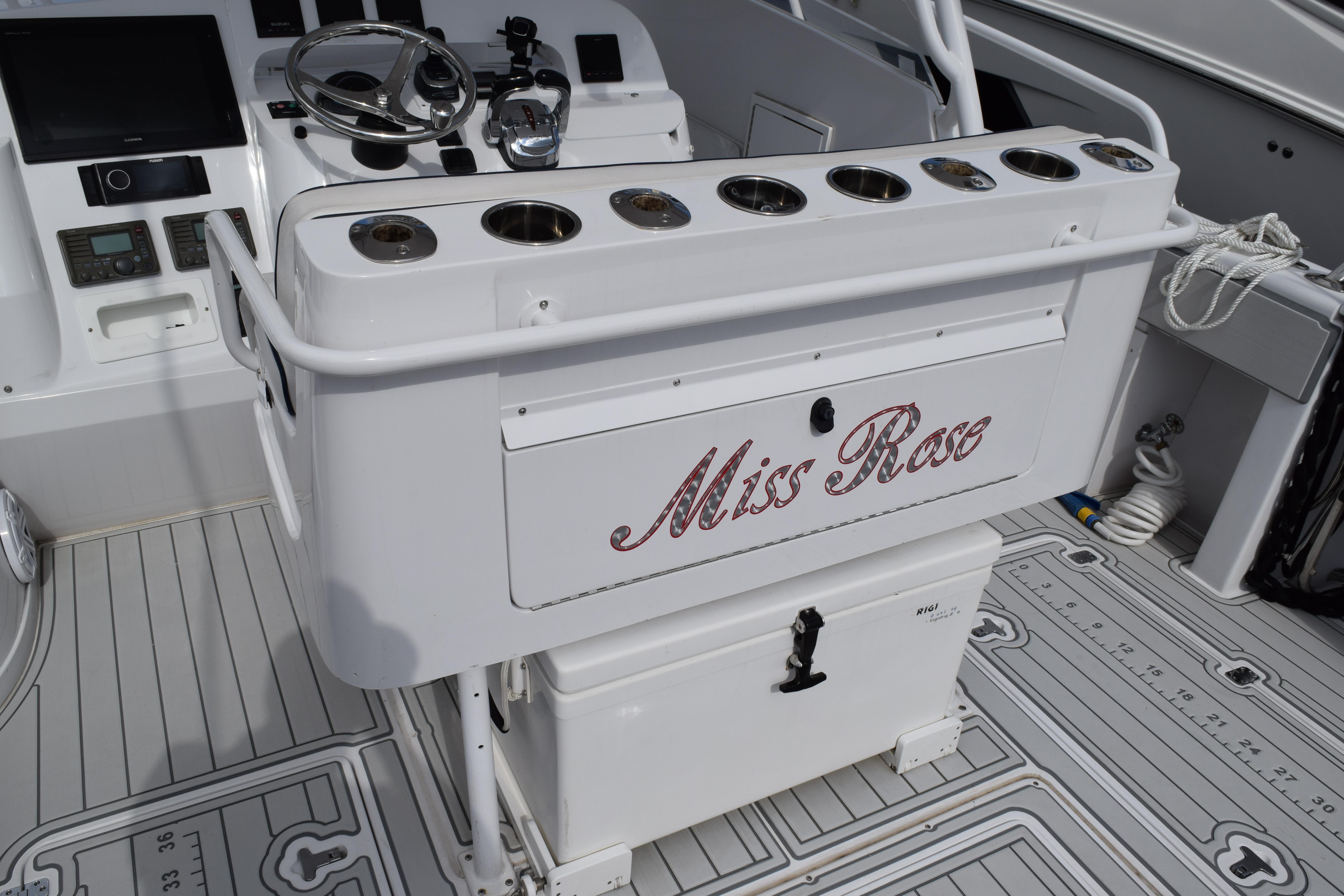 Intrepid 37 Miss Rose - Tackle center with Rod Holders