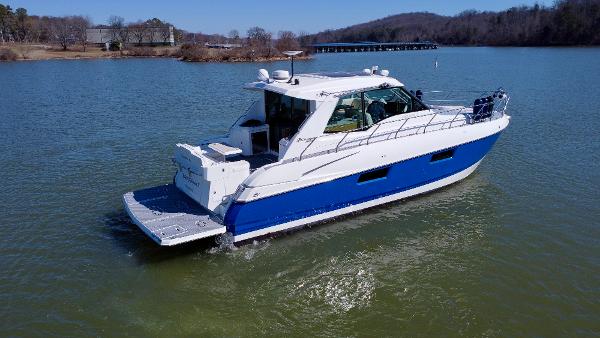 2012 Cruisers Yachts 48 Cantius