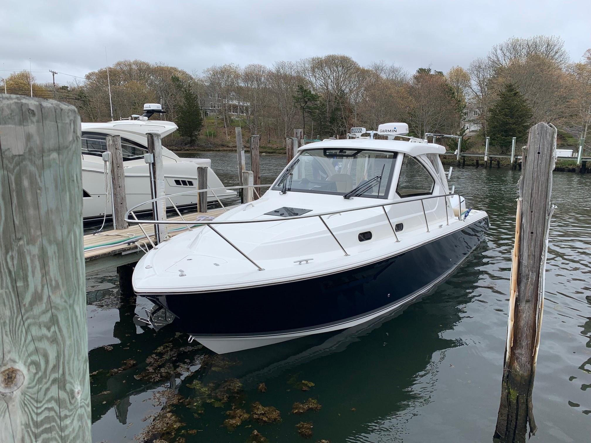 32 ft Pursuit 325 OS Profile at Dock