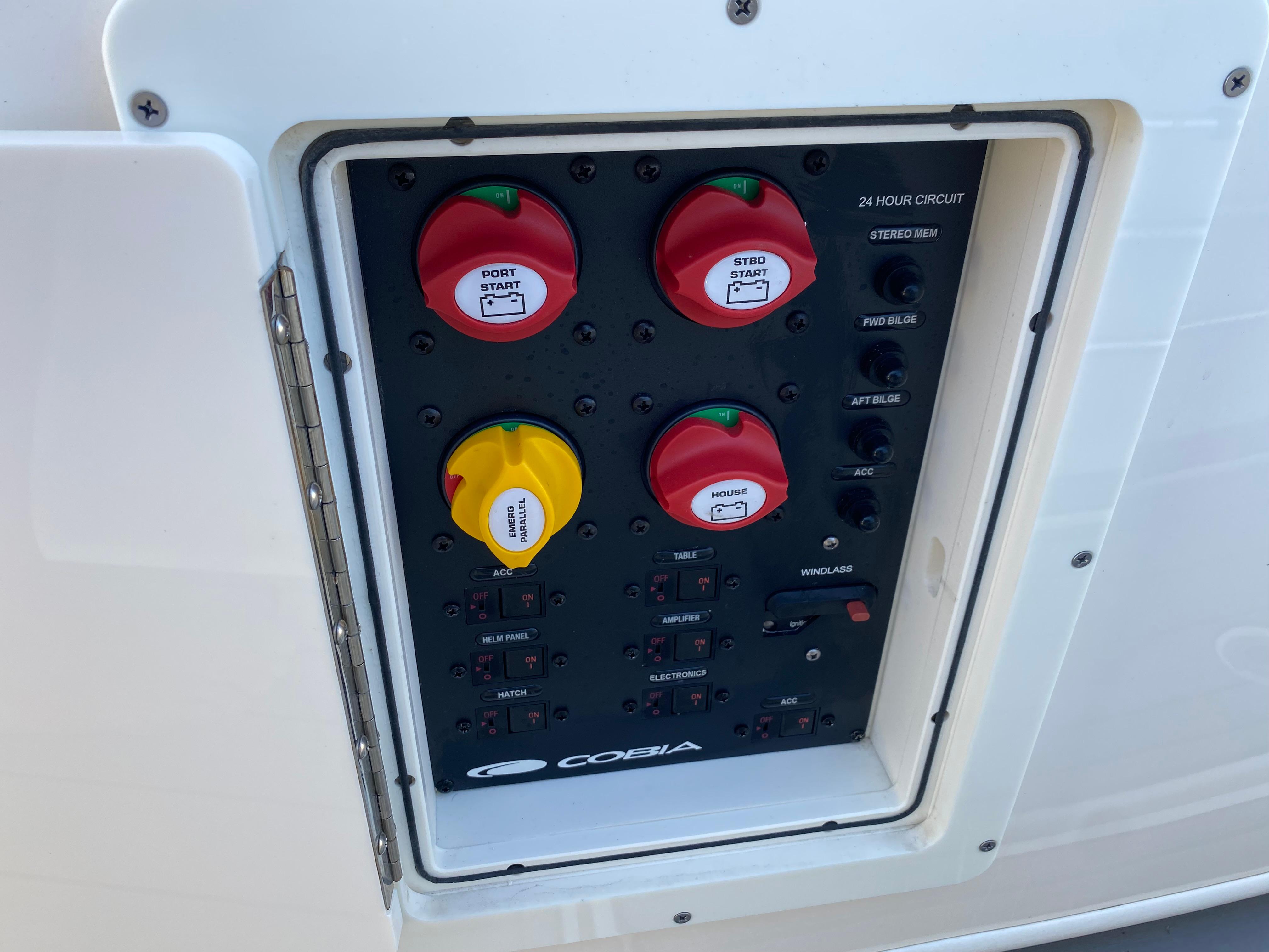 2022-cobia-301-center-console-power-9743577-20250401123810915-1_XLARGE