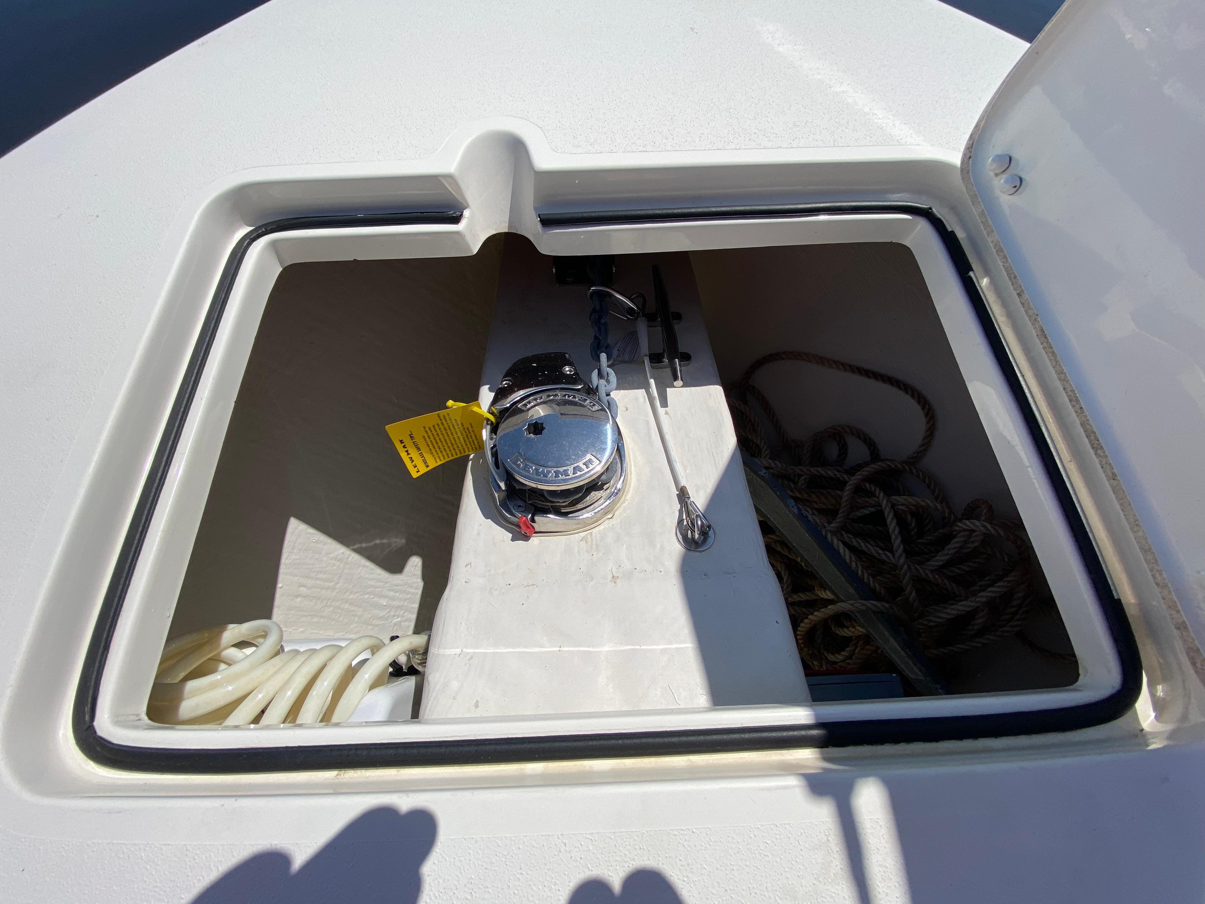 2022-cobia-301-center-console-power-9743577-20250401123847413-1_XLARGE