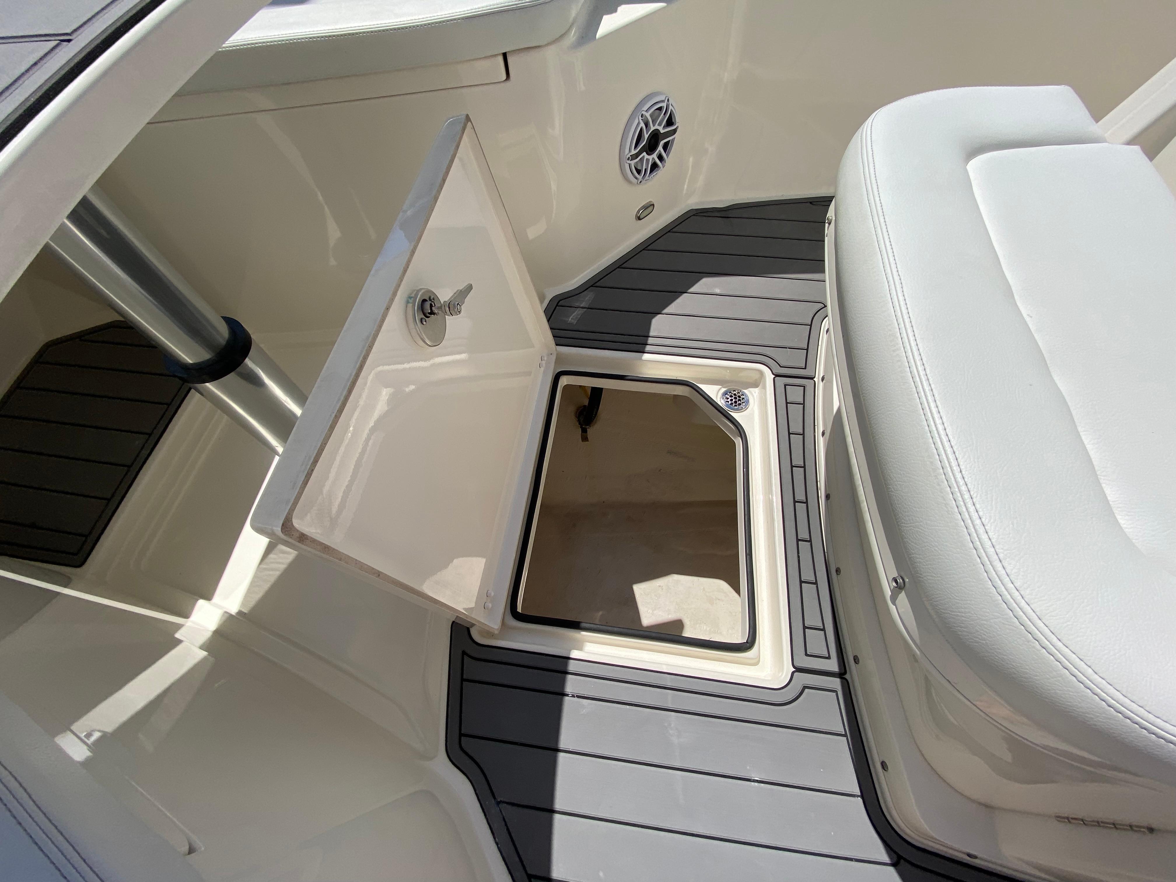 2022-cobia-301-center-console-power-9743577-20250401123855197-1_XLARGE