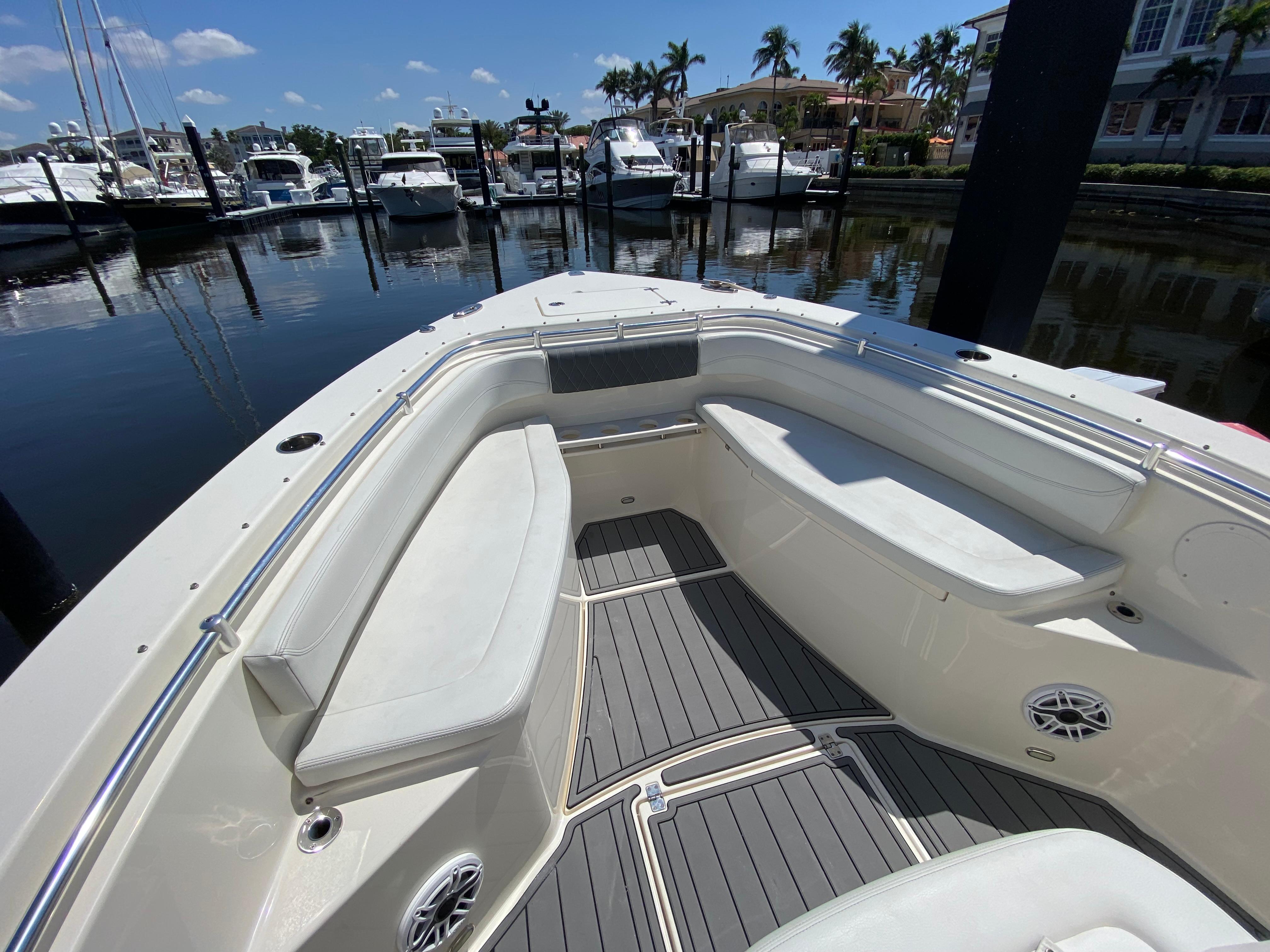 2022-cobia-301-center-console-power-9743577-20250401123917549-1_XLARGE