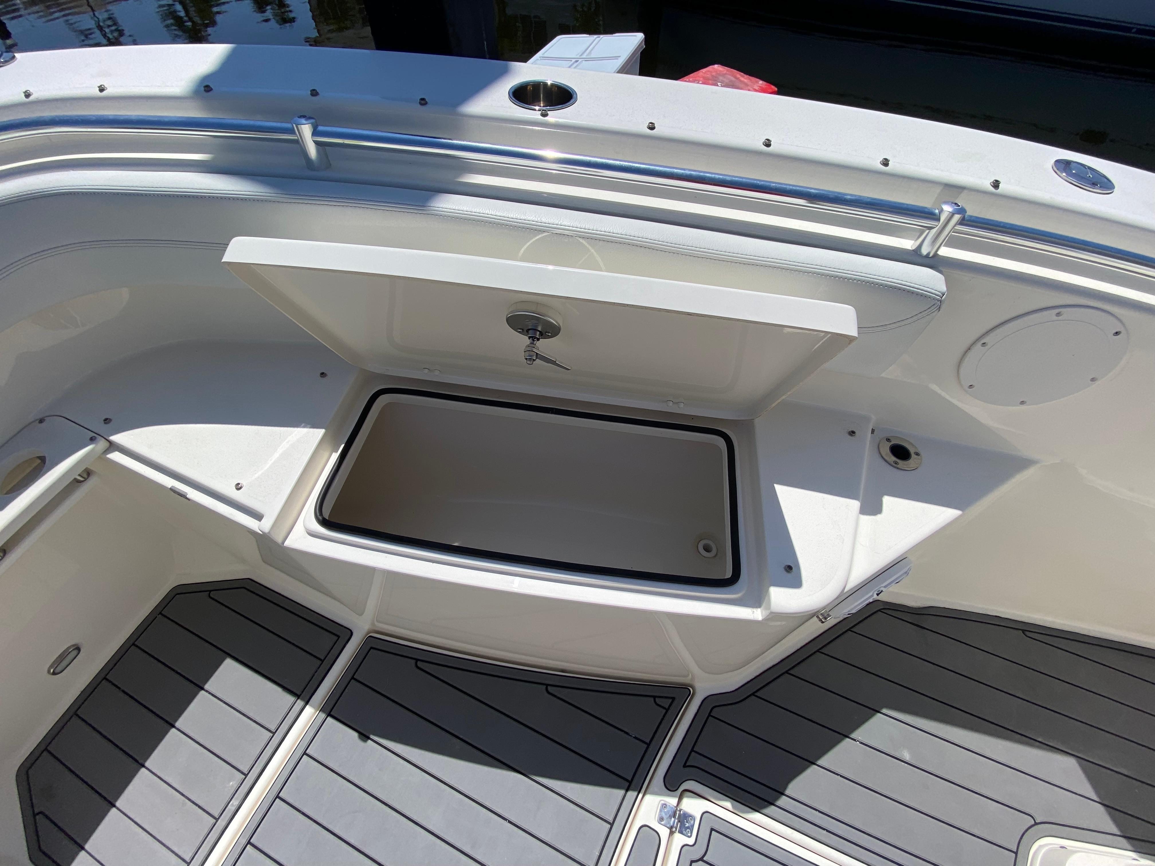 2022-cobia-301-center-console-power-9743577-20250401123925216-1_XLARGE