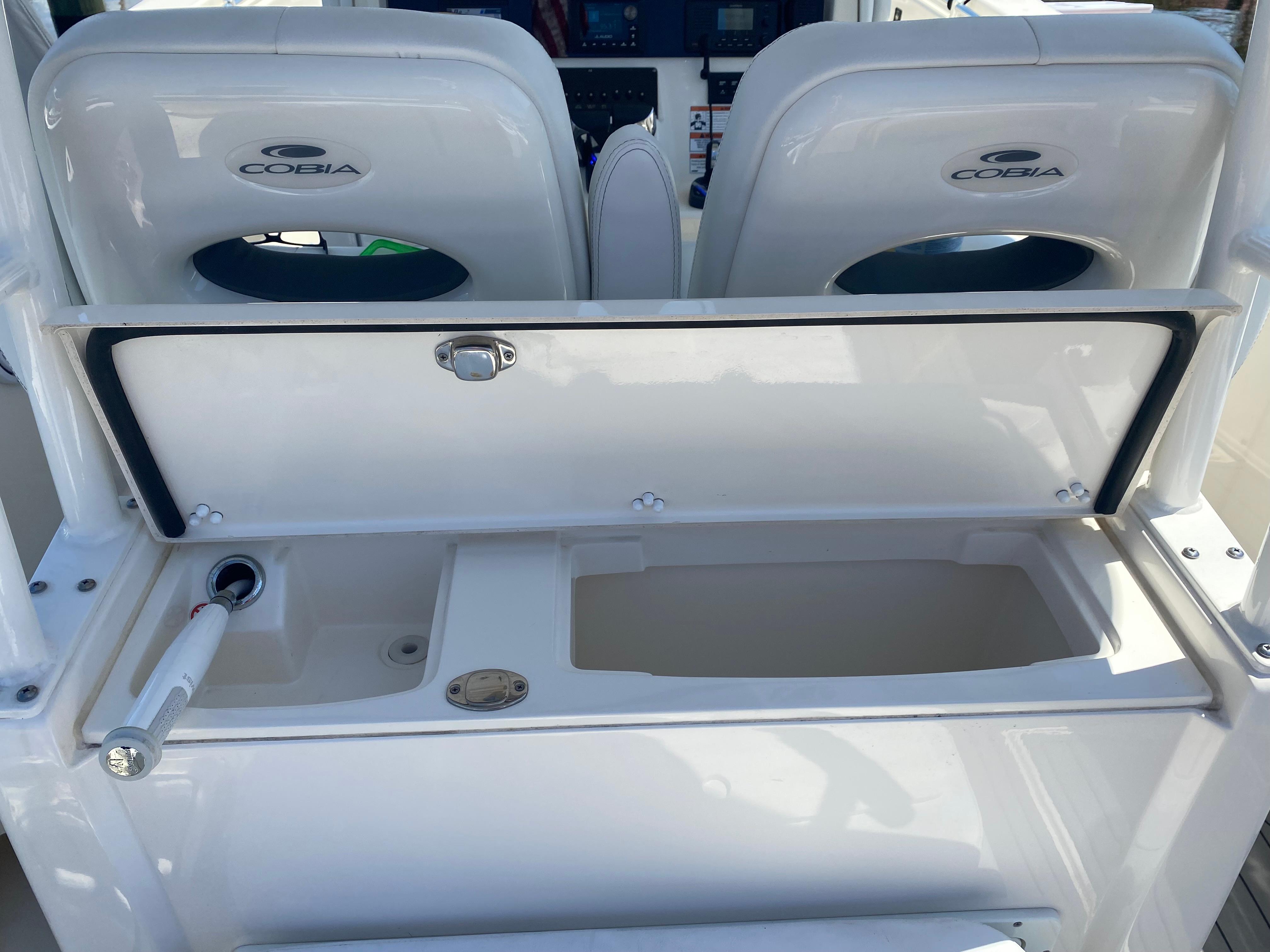 2022-cobia-301-center-console-power-9743577-20250401123949211-1_XLARGE