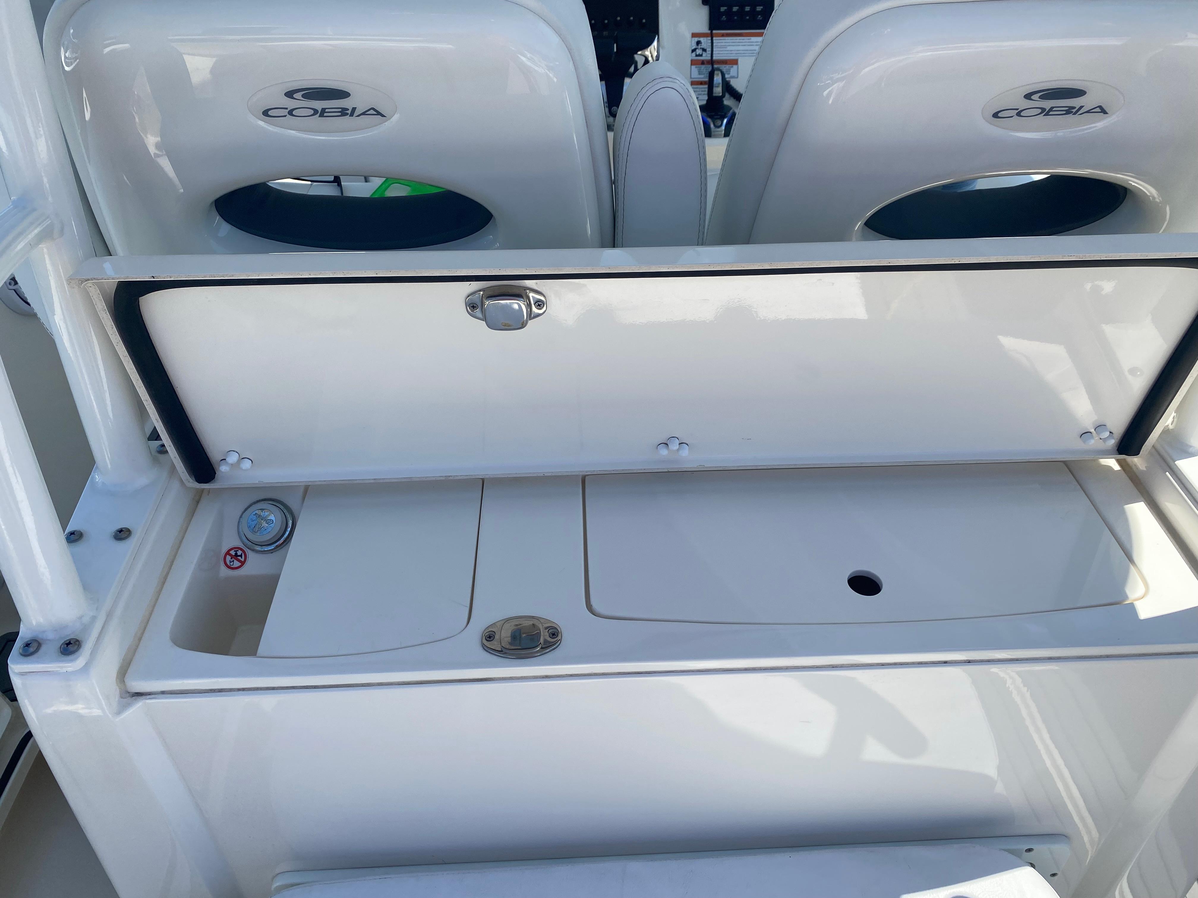 2022-cobia-301-center-console-power-9743577-20250401123956224-1_XLARGE