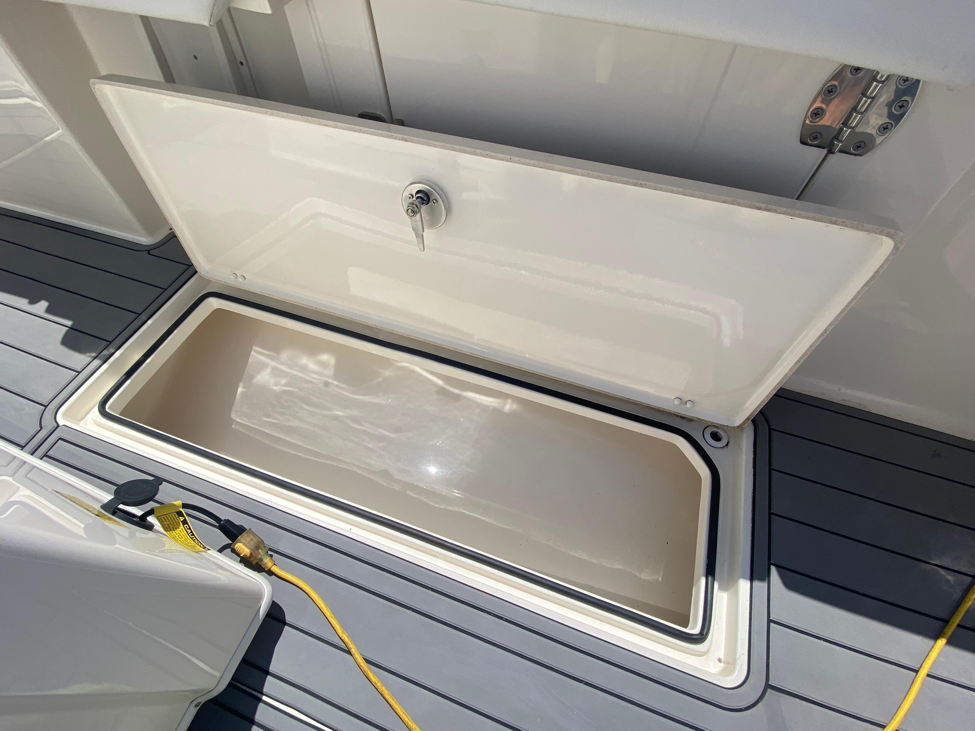 2022-cobia-301-center-console-power-9743577-20250401124004317-1_XLARGE