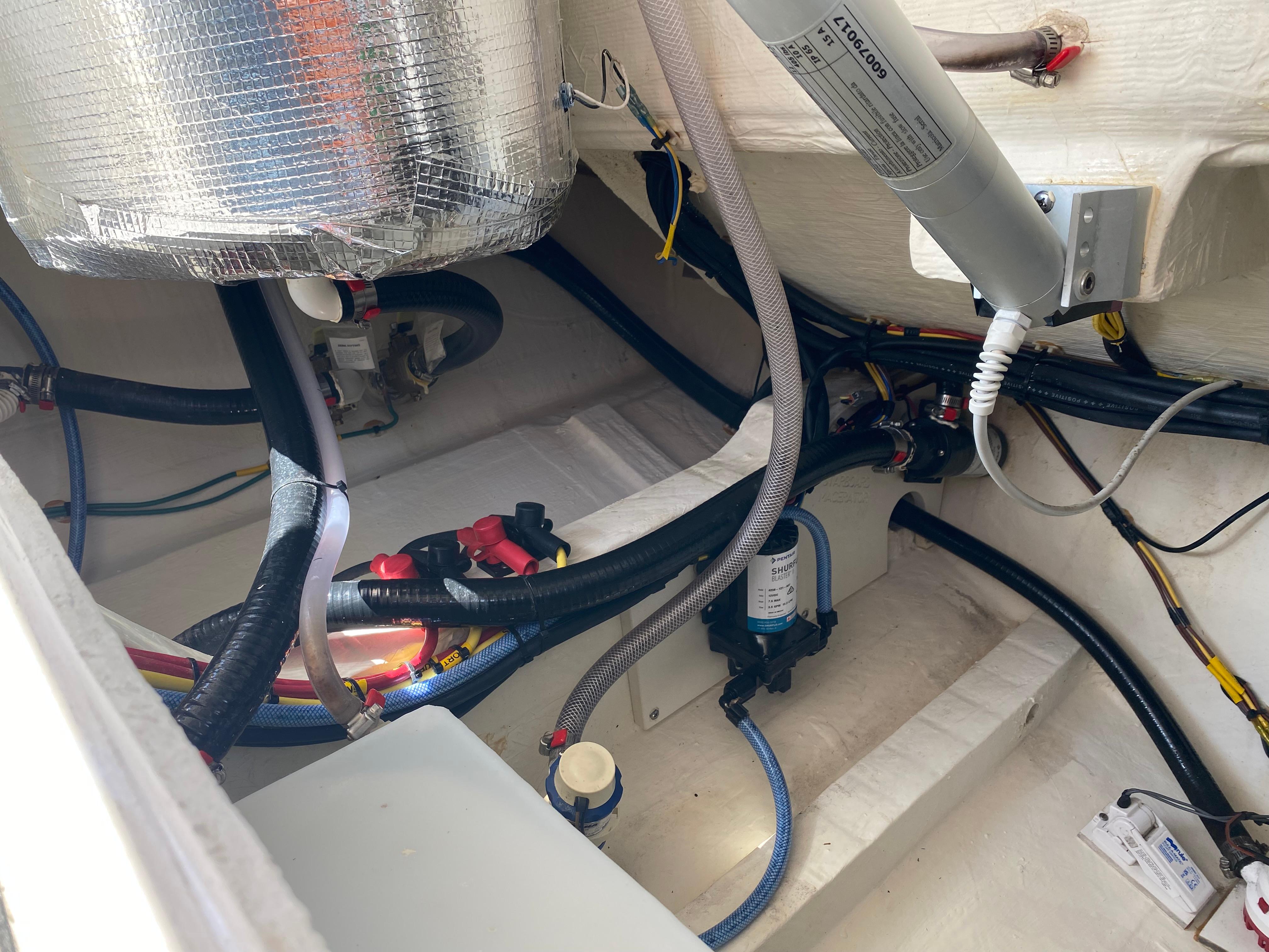 2022-cobia-301-center-console-power-9743577-20250408055535413-1_XLARGE