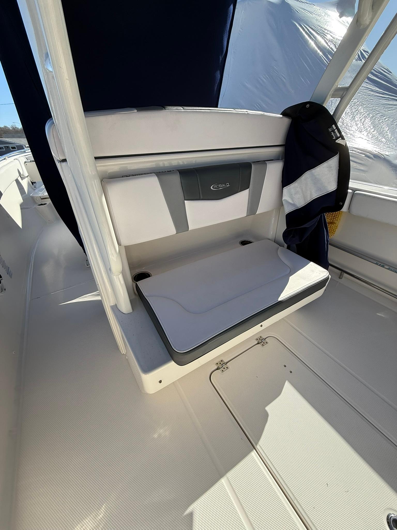 2019-robalo-r272-center-console-power-9753591-20250410073524841-1_XLARGE