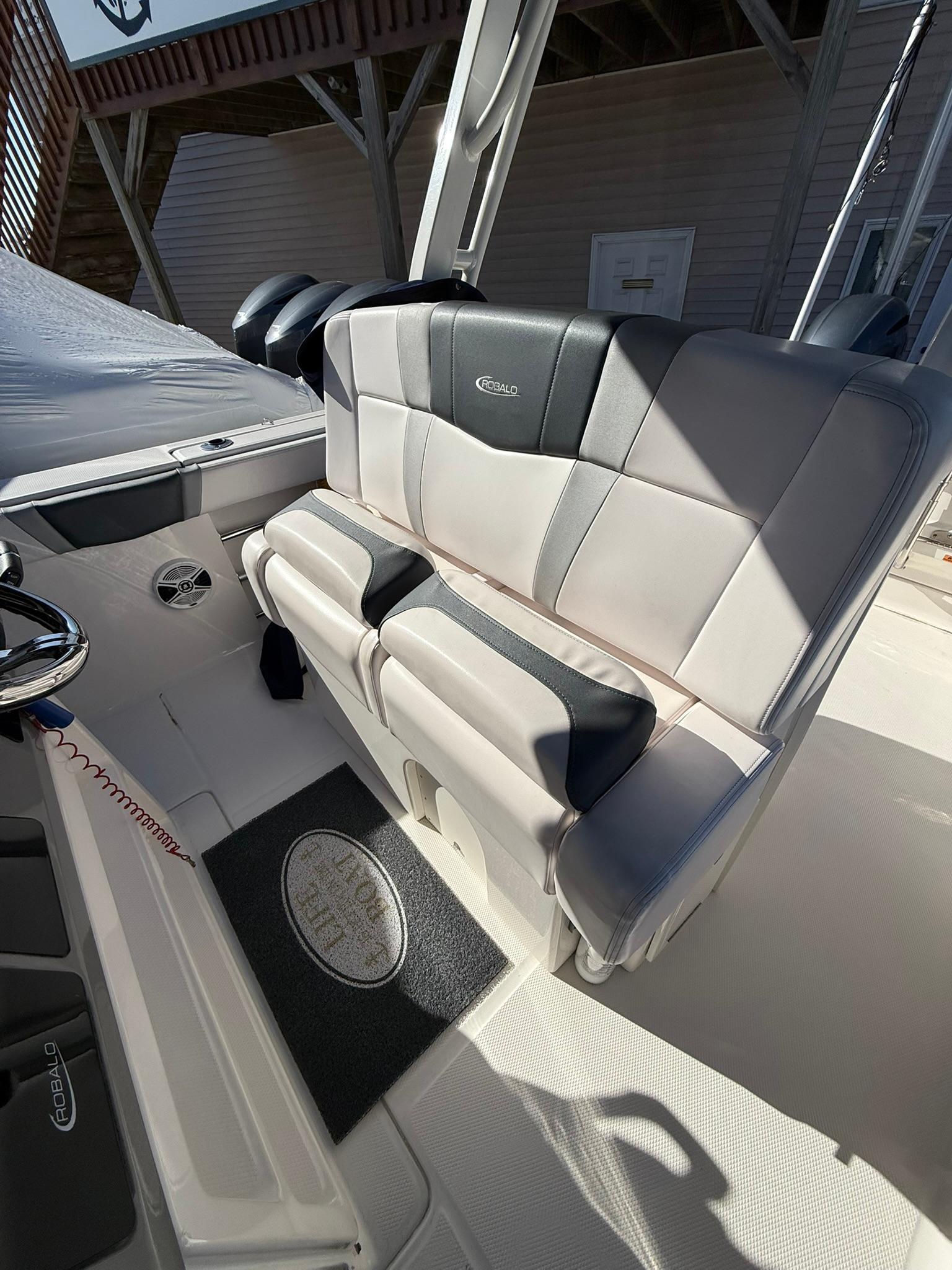 2019-robalo-r272-center-console-power-9753591-20250410073545206-1_XLARGE