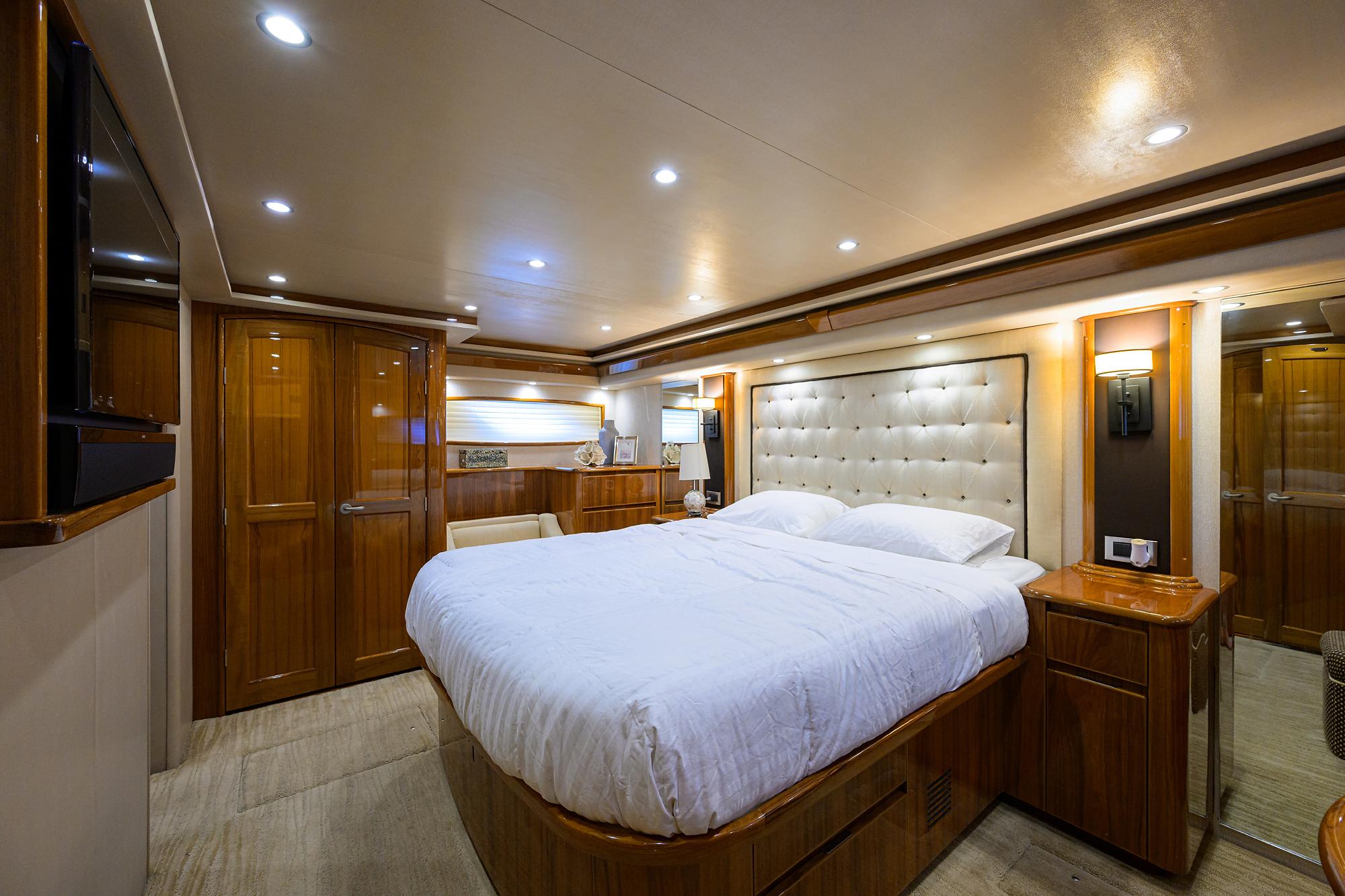 Just Chillin Yacht Photos Pics Viking 76 JUST CHILLIN - Master Stateroom Berth