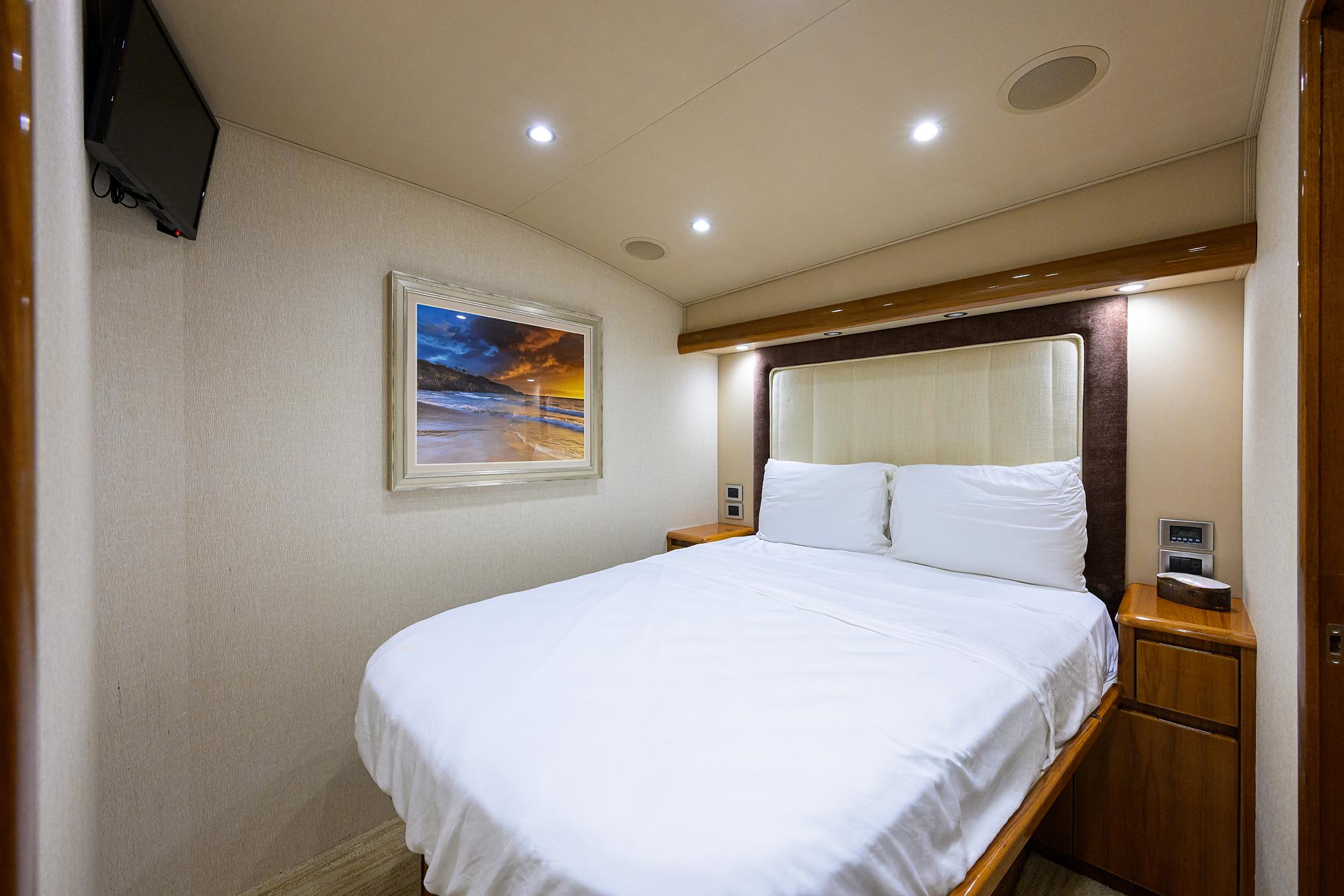 Just Chillin Yacht Photos Pics Viking 76 JUST CHILLIN - Mid Port Stateroom Berth