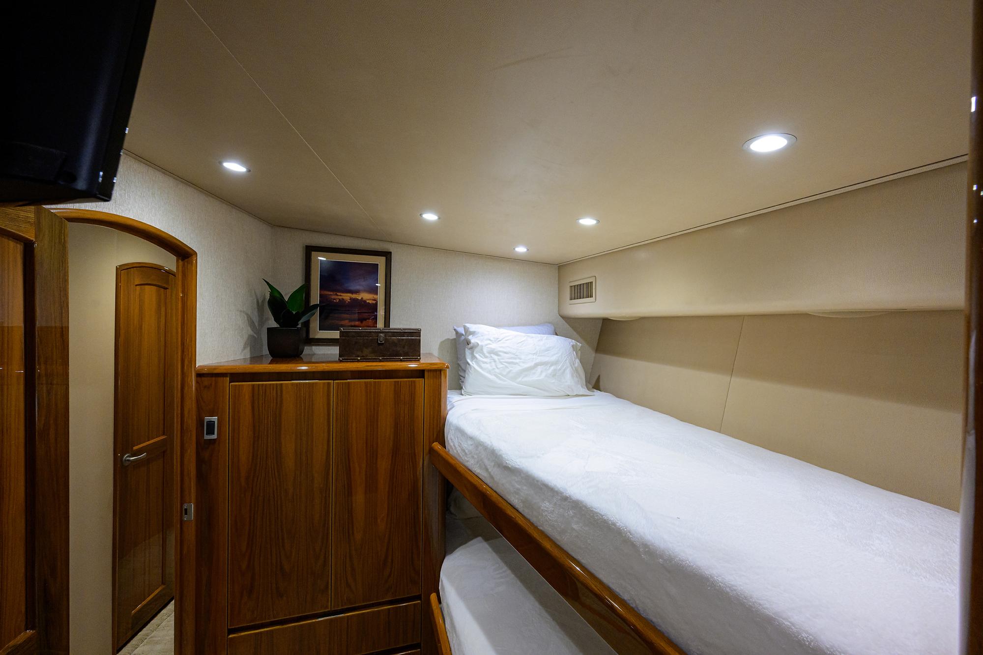 Just Chillin Yacht Photos Pics Viking 76 JUST CHILLIN - Starboard Guest Stateroom Bunks