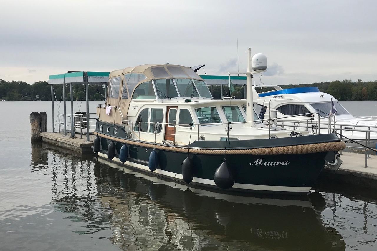 Linssen Yachts The New Classic Sturdy 36 AC, 2014, docked at a marina.