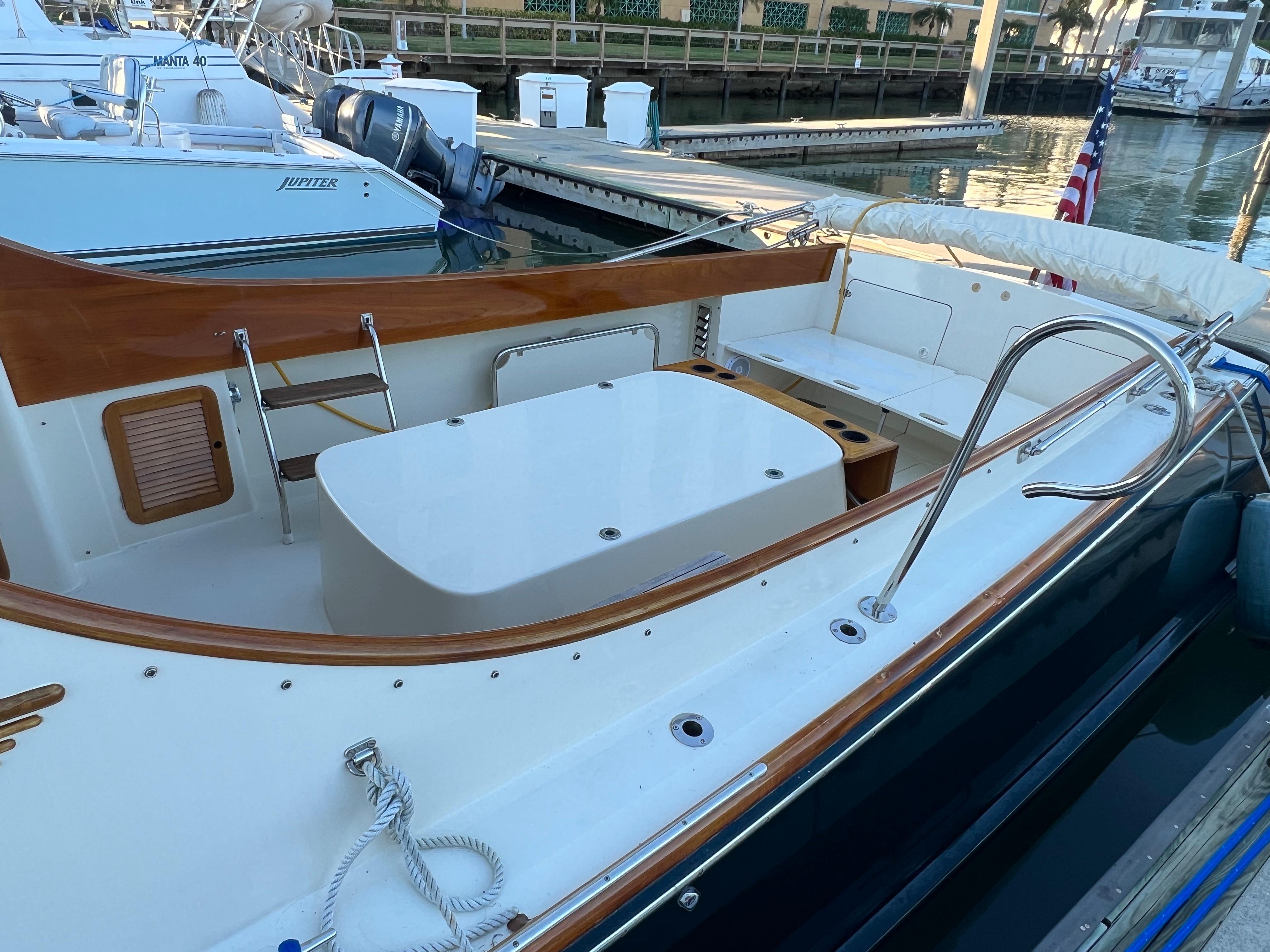 36 Hinckley Picnic Boat Classic 2000 "SMOKE ON THE WATER" HMY Yachts