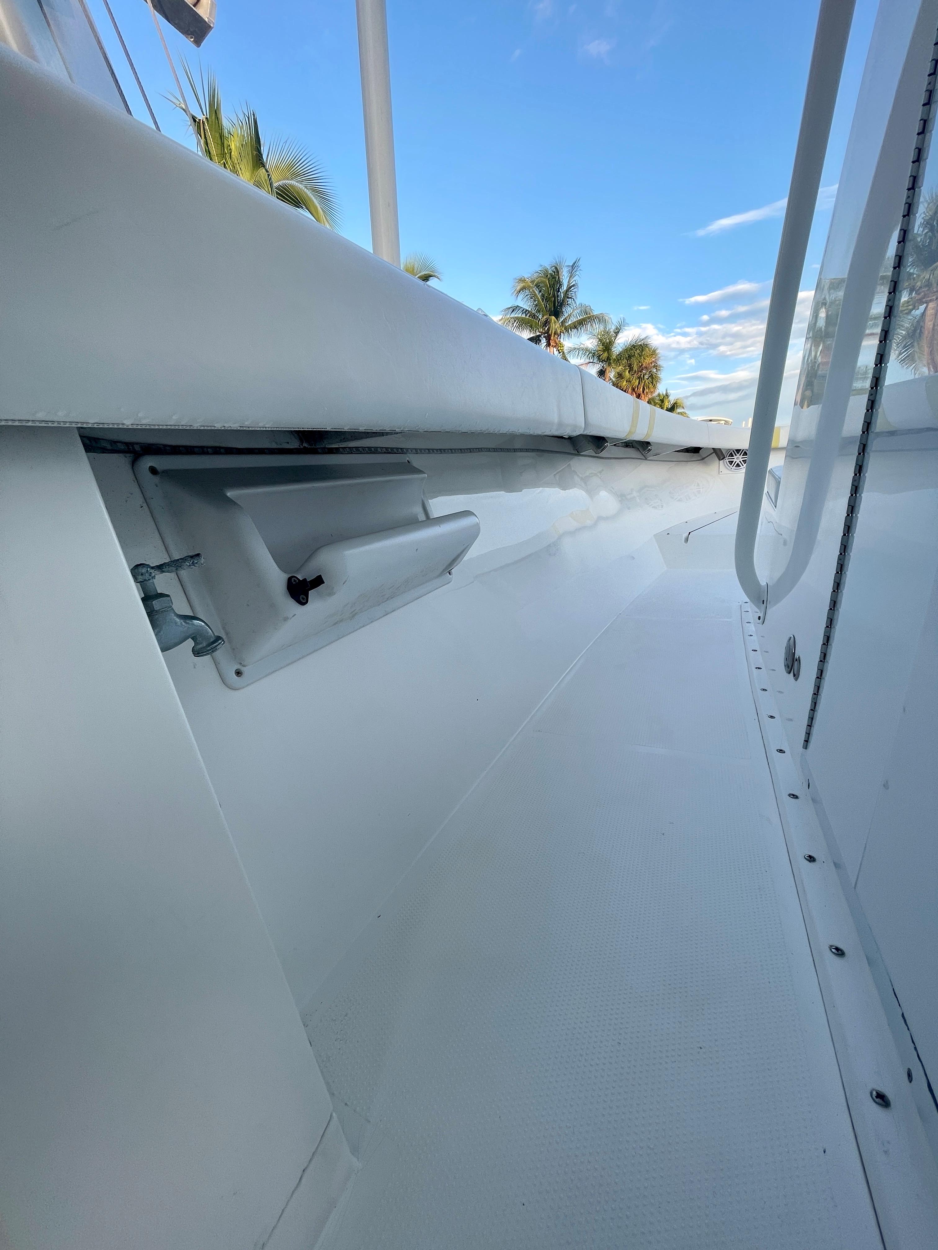 Island Runner 31 - Tide Up - rod storage