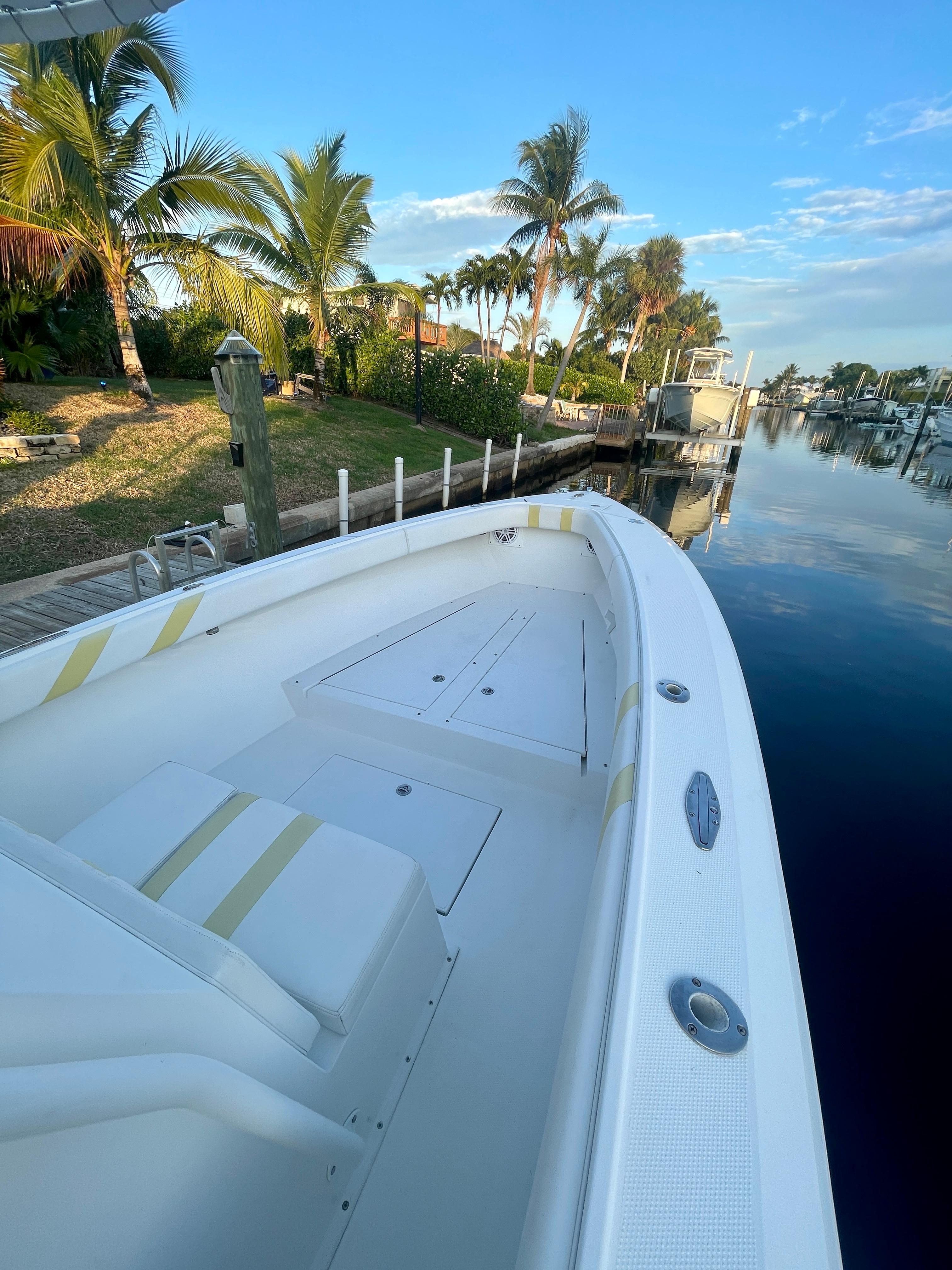 Island Runner 31 Tide Up - Bow seating