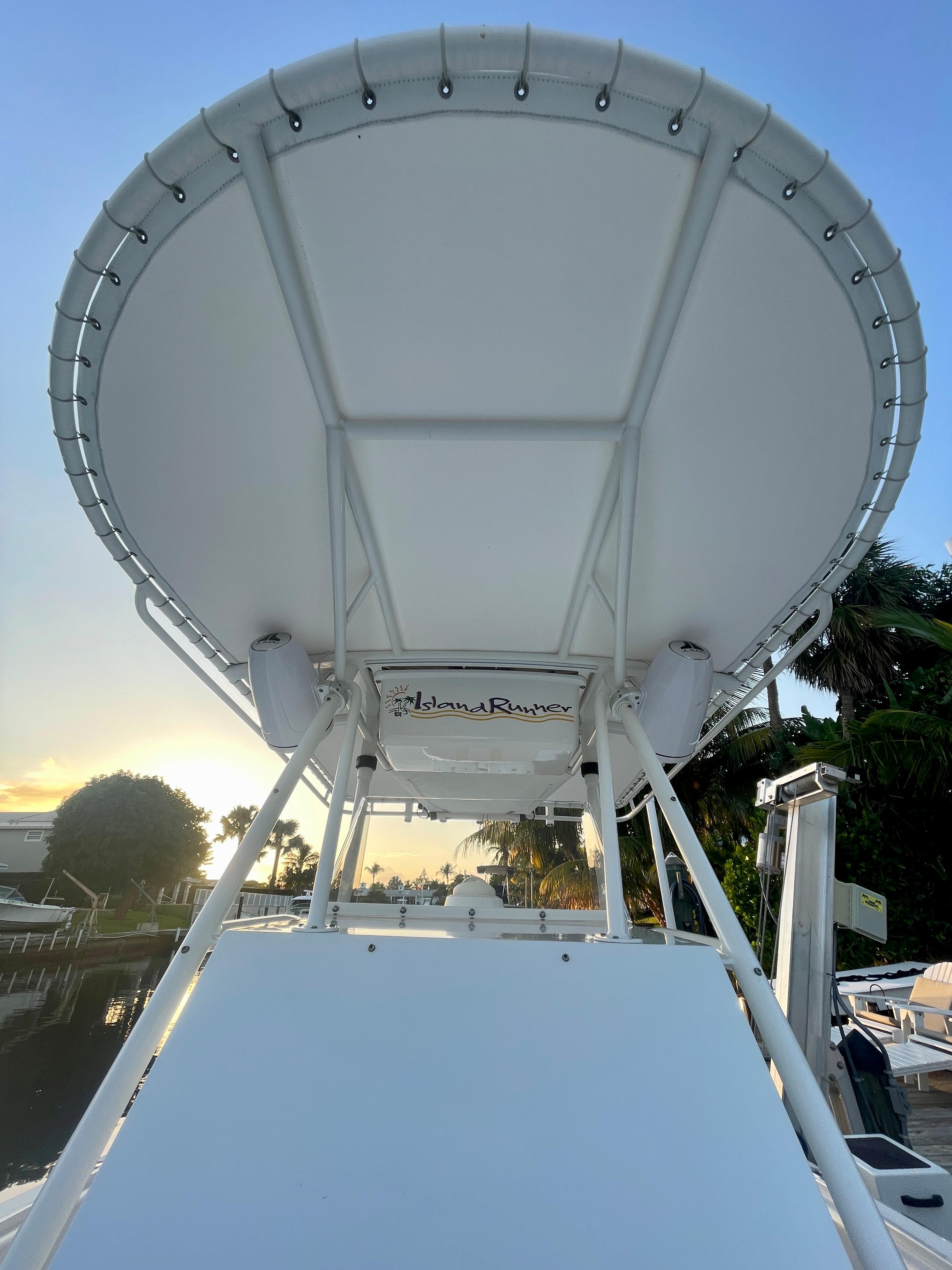 Island Runner 31 Tide Up - bimini top