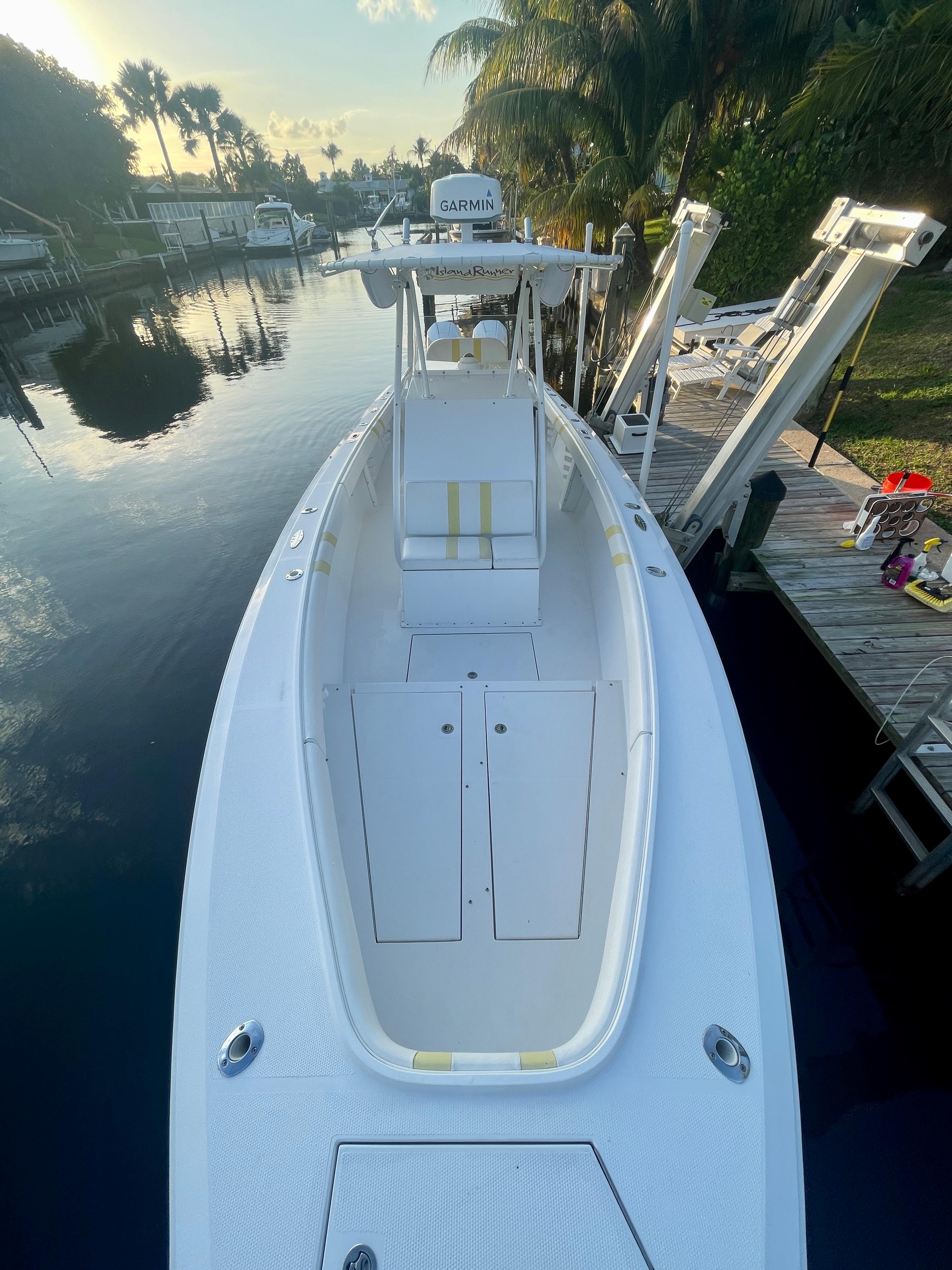 Island Runner 31 Tide Up - Bow and front deck