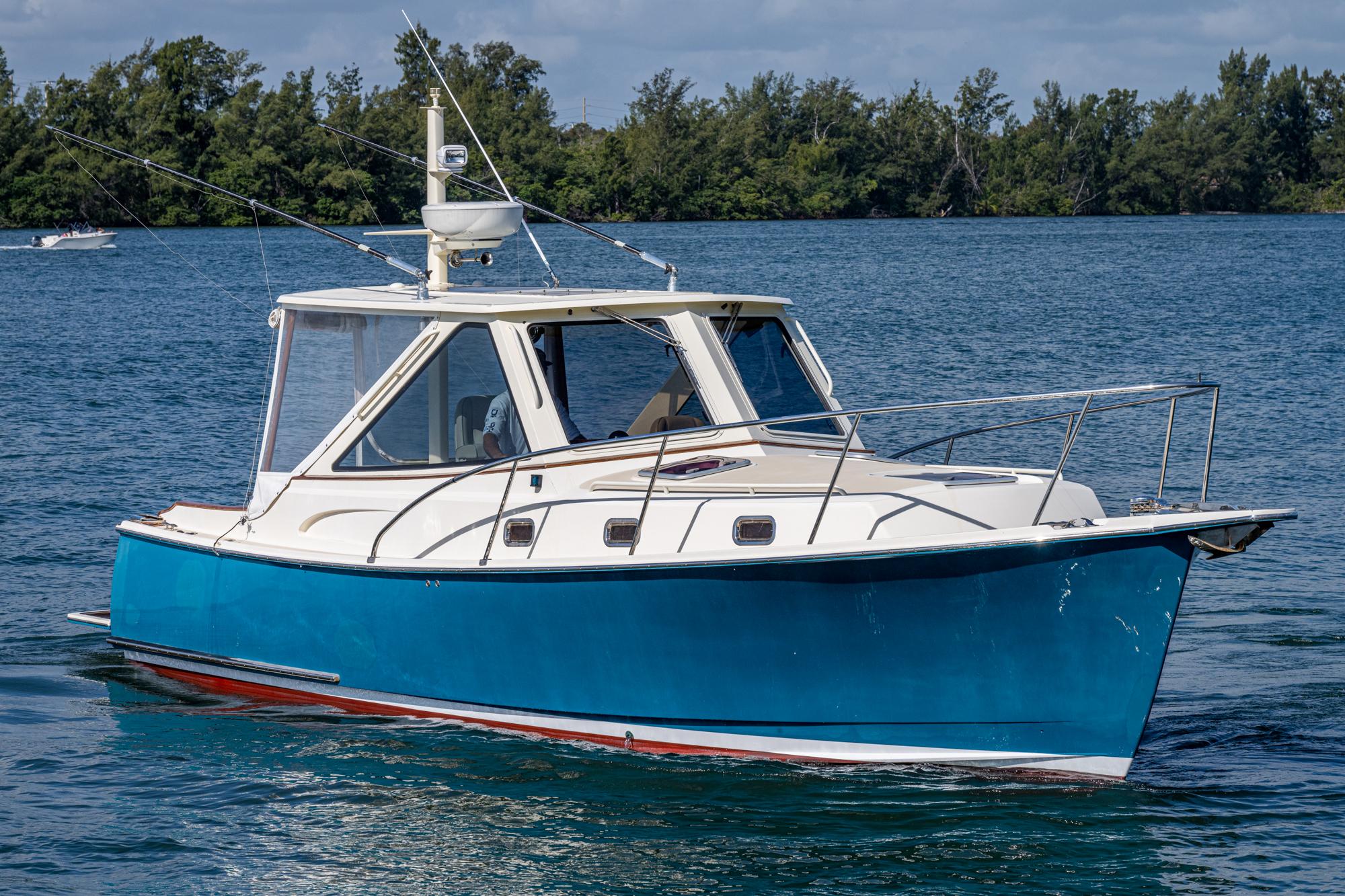 York 32 SNARLEY - Bow Starboard Profile