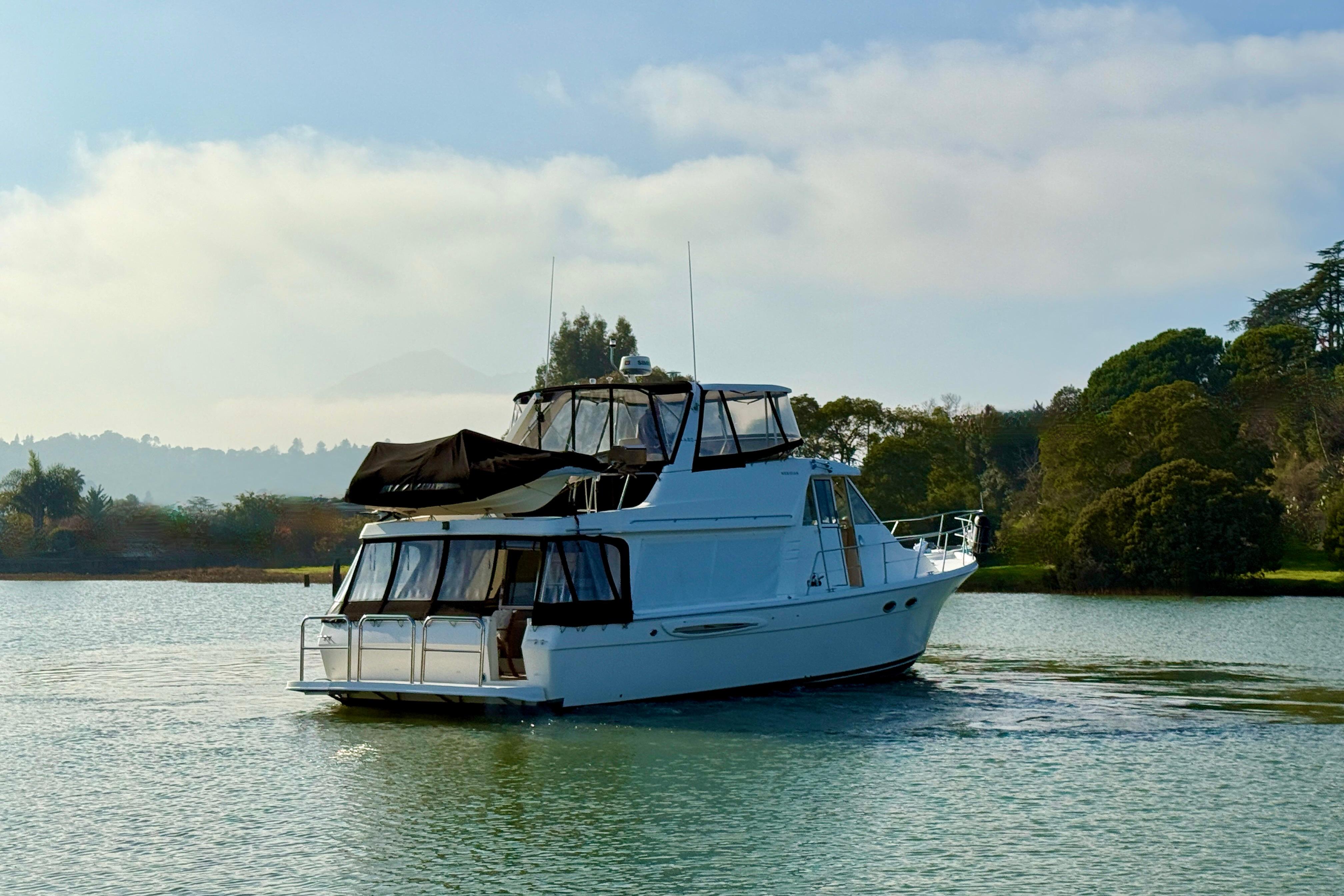2004 Meridian 490 Pilothouse on calm waters.